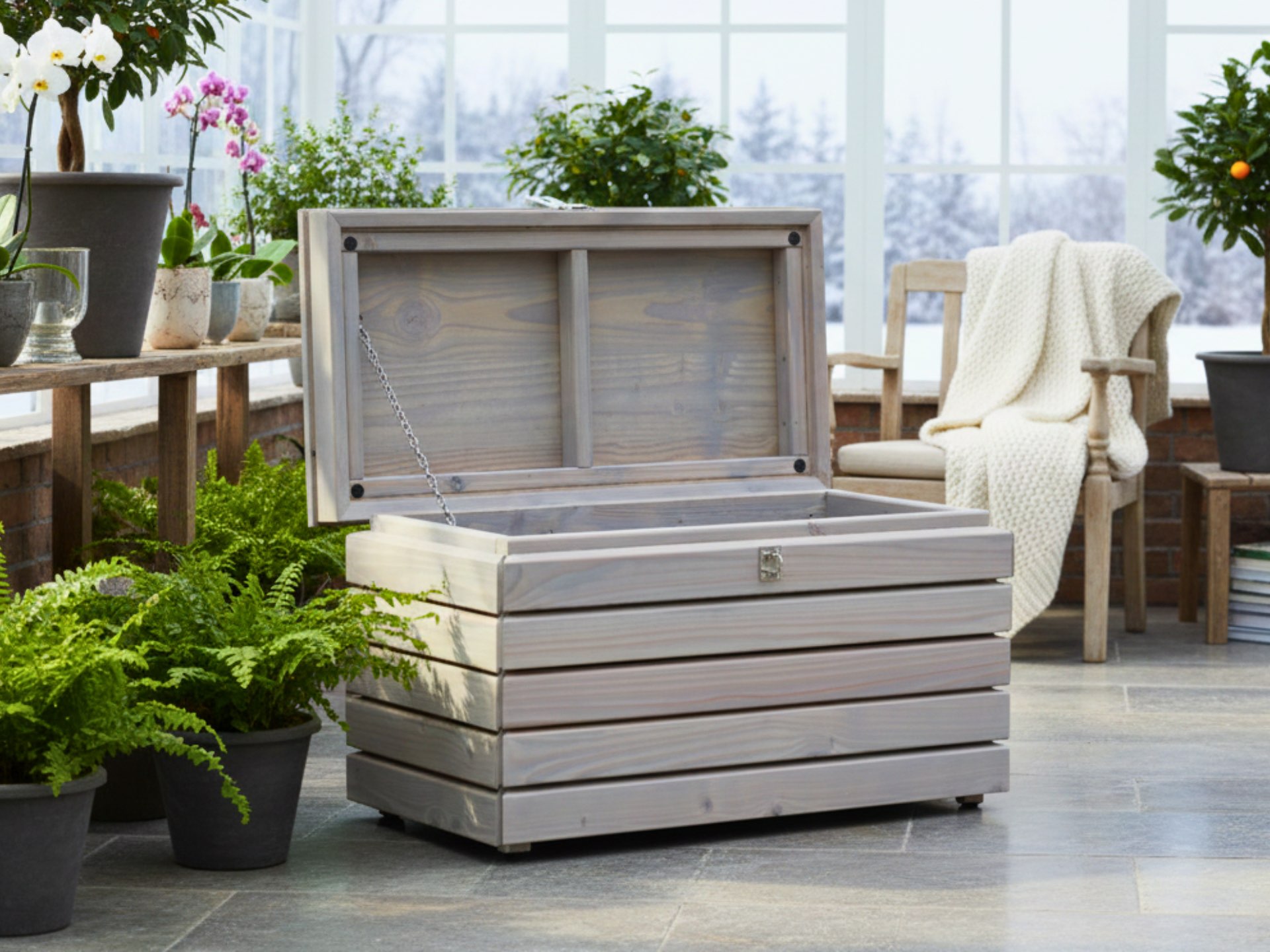 Kleine Truhe in Grau Geölt mit abschließbarem Deckel, geeignet für Balkon, Terrasse, Wintergarten oder Wohnraum.