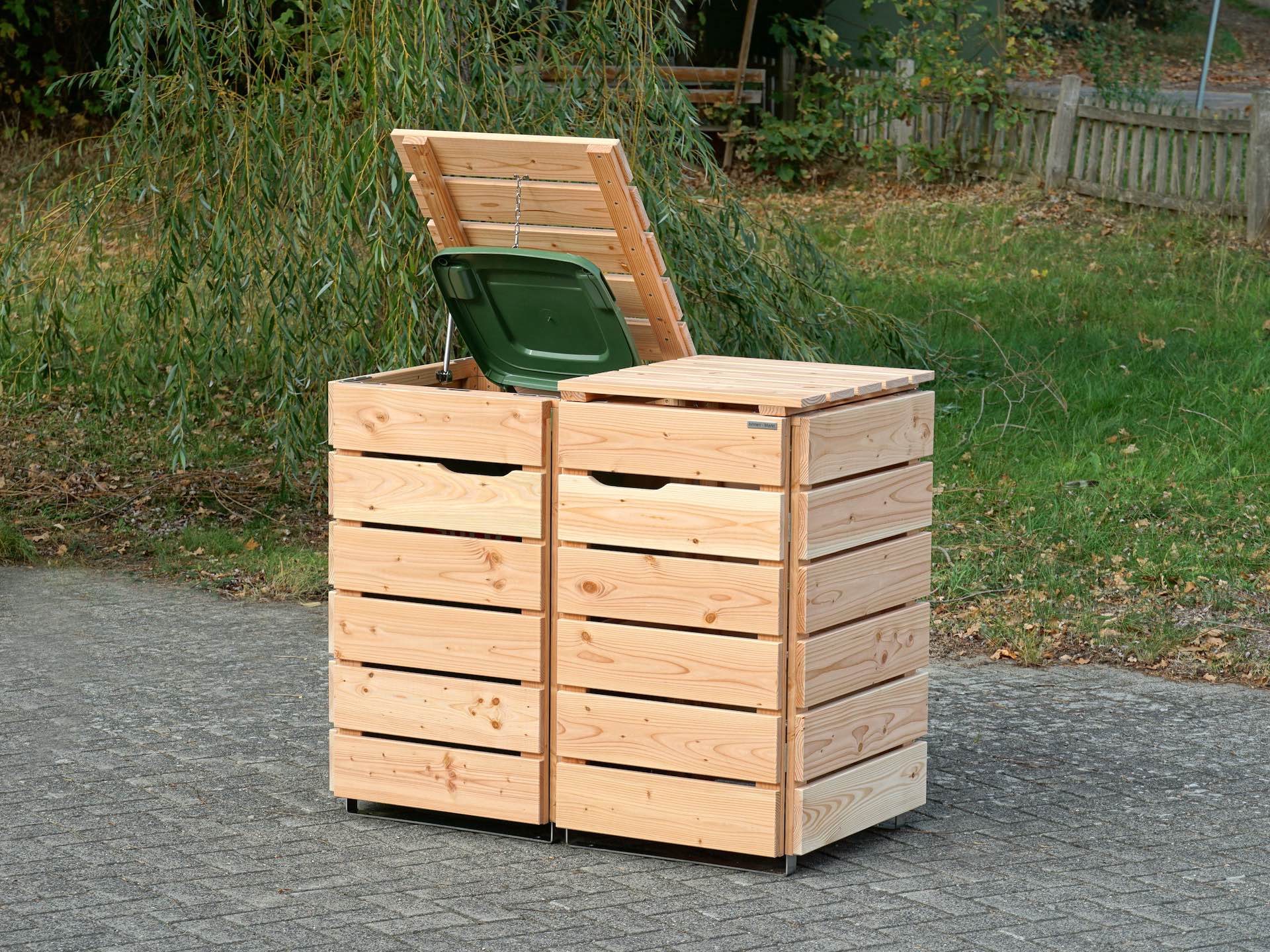 2er Mülltonnenbox in Natur, von vorn rechts, Deckel geöffnet