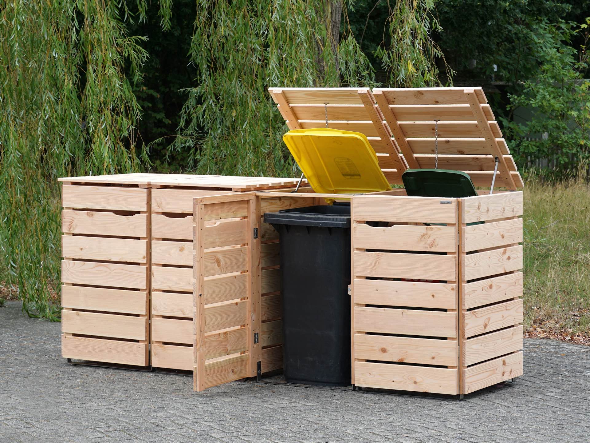 4er Mülltonnenbox in Douglasie Natur, von vorn rechts, zwei Deckel und eine Tür geöffnet