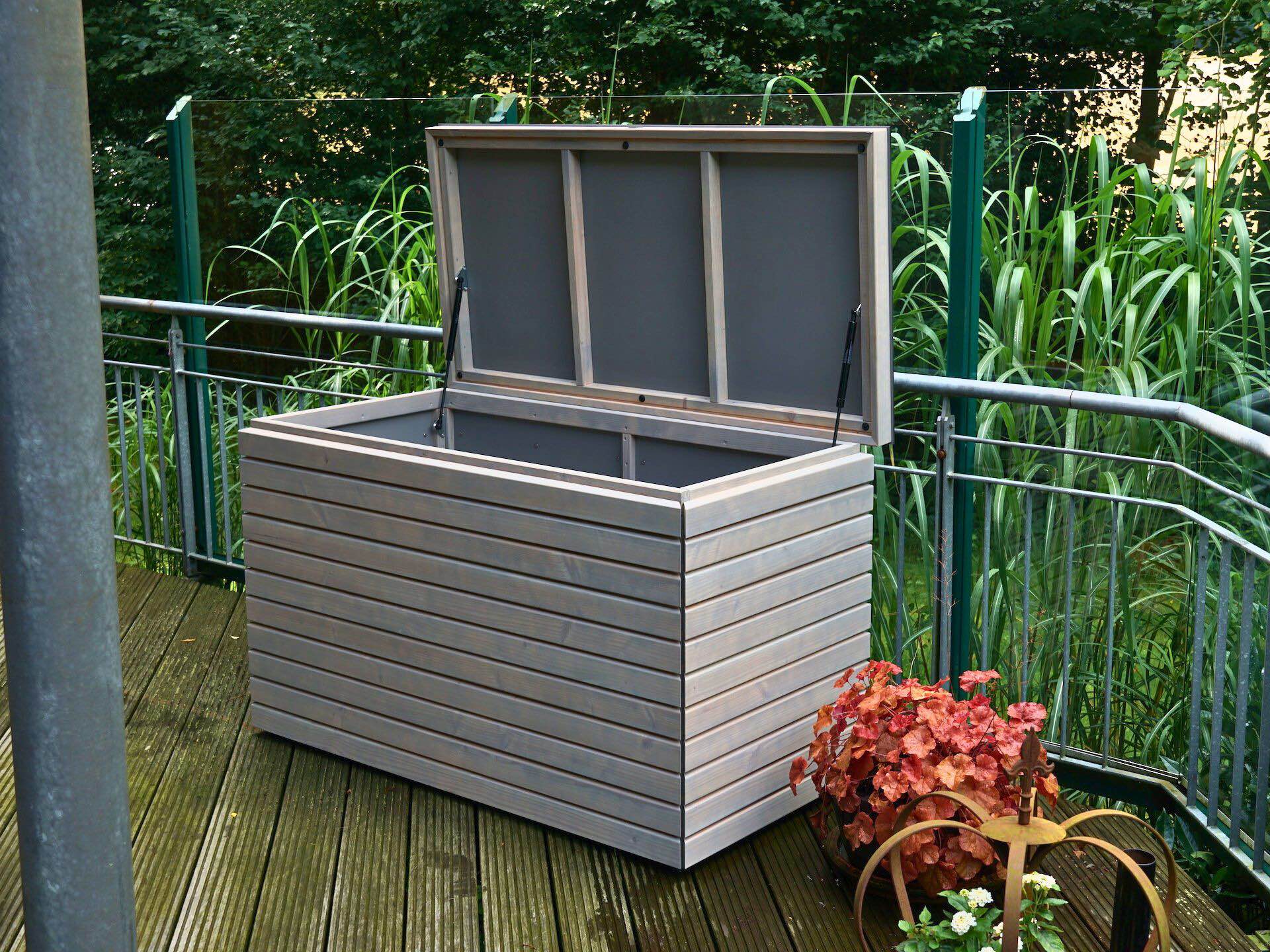 Gartenbox Rhombus in Grau Geölt – geöffnet von vorn rechts, mit Gasdruckfeder und HPL-Innenverkleidung	