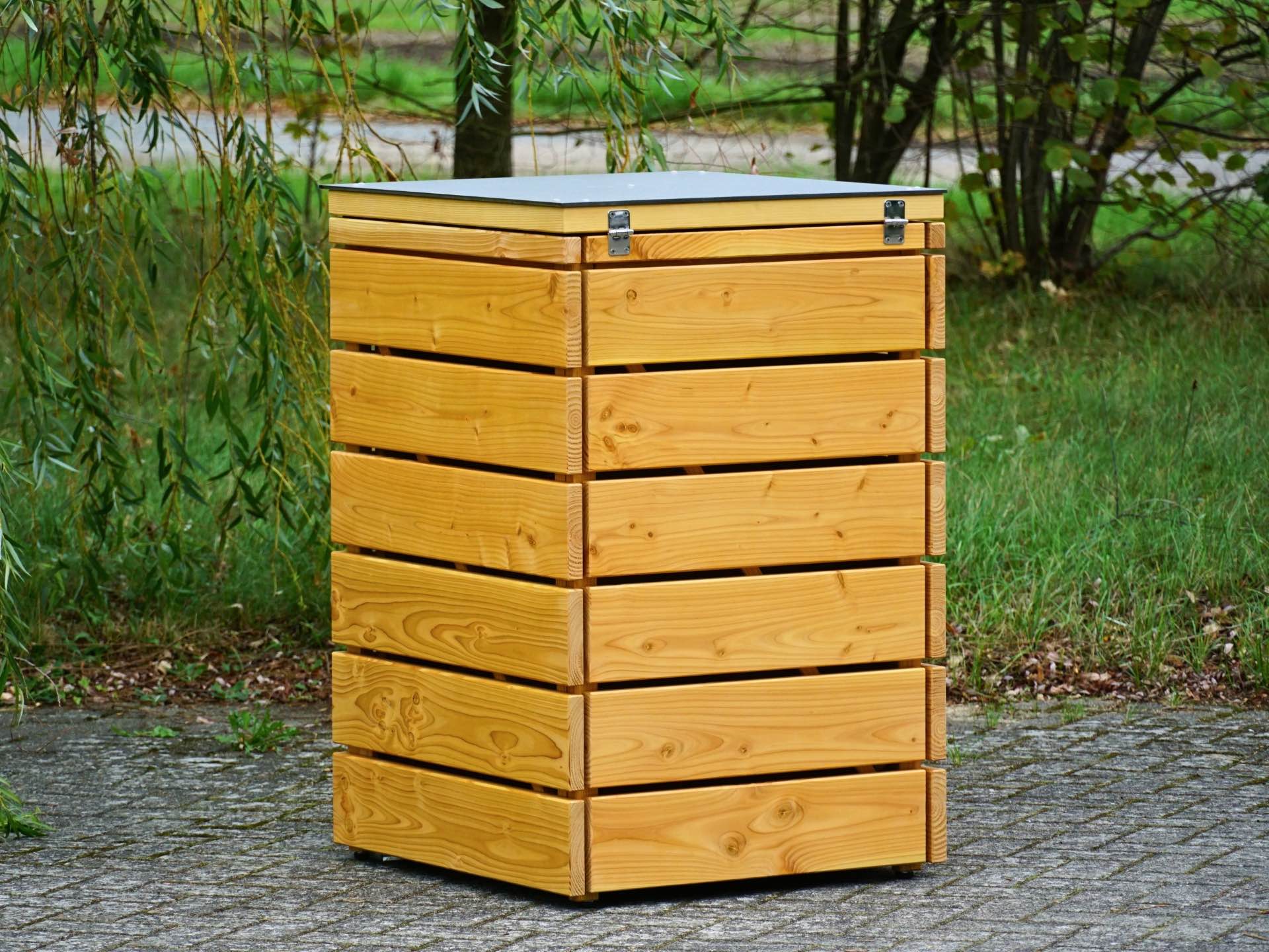 Mülltonnenbox Classic 120 L in Natur Geölt mit HPL-Dachverkleidung – Gesamtansicht von hinten