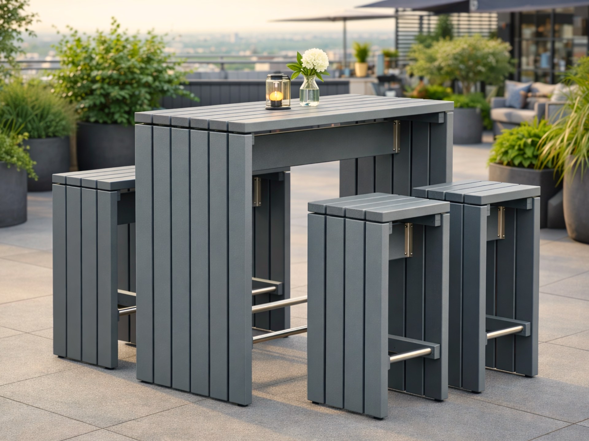 Barmöbel Set mit Stehtisch und vier Barhockern auf moderner Dachterrasse als Outdoor-Bar.
