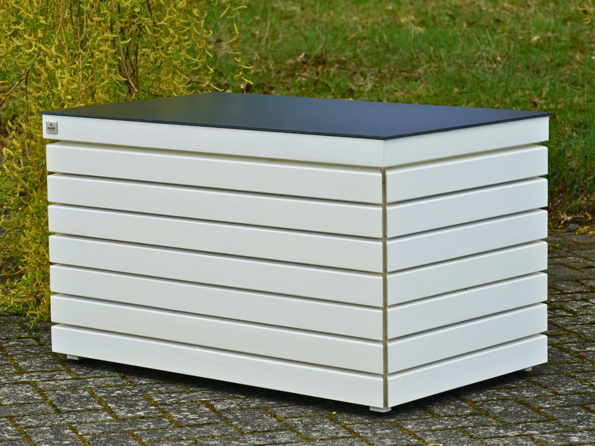 Gartenbox Rhombus 100 in Weiß – wetterfeste Aufbewahrungsbox mit den Maßen 100 × 60 × 59 cm – Gesamtansicht