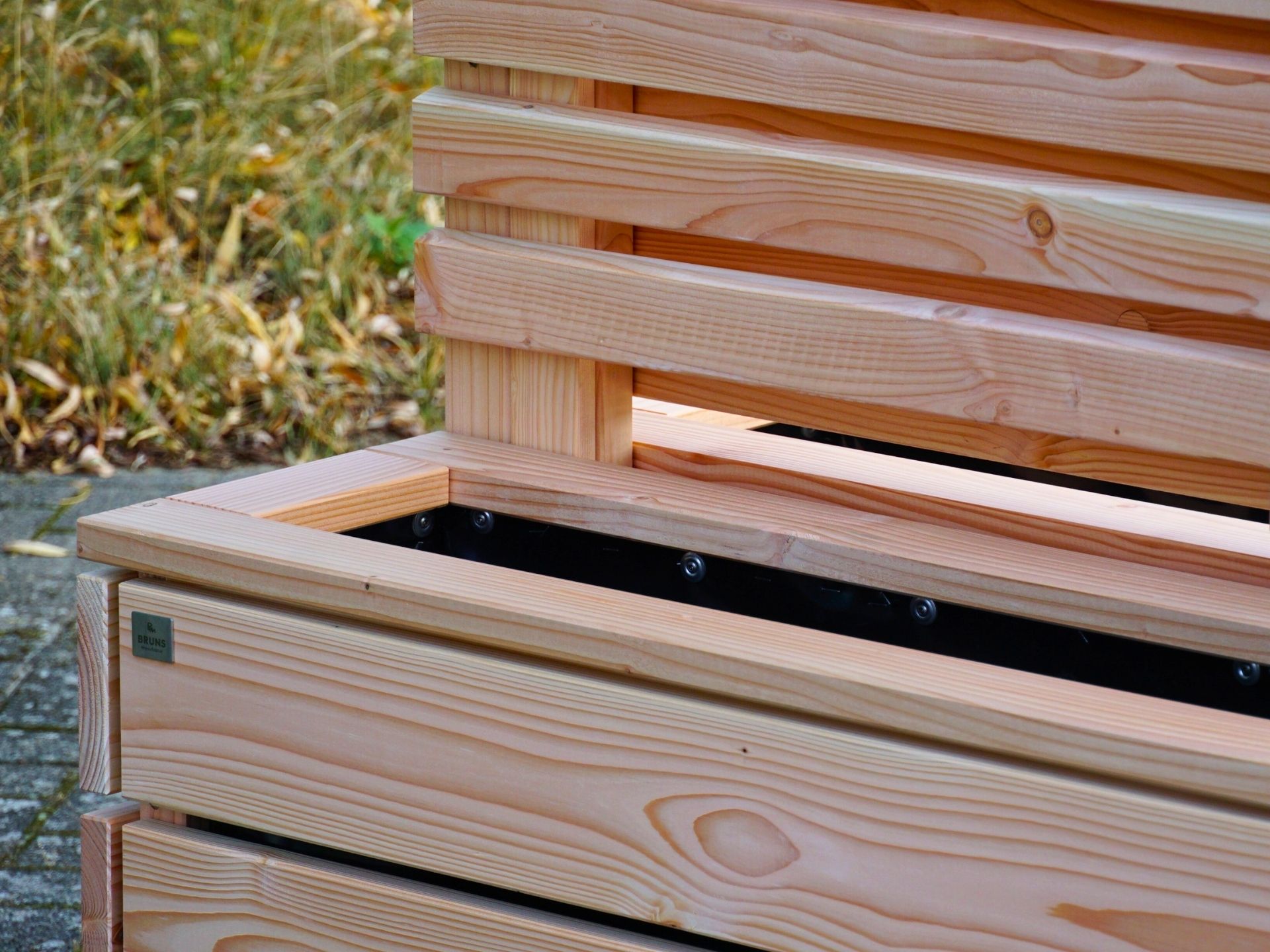 Detailaufnahme des Pflanzkastens Classic nach Maß mit Sichtschutz A30B in Douglasie Natur