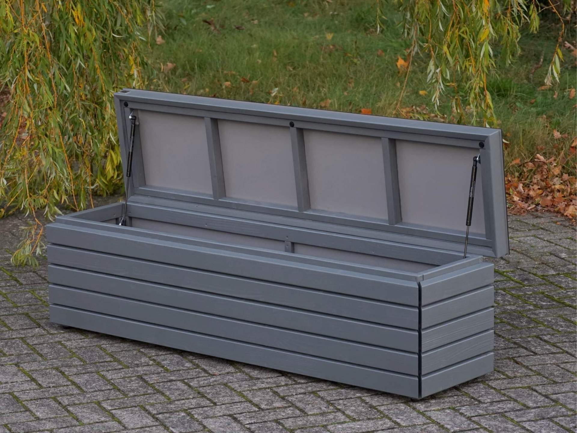 Gartenbox von vorn rechts – Deckel geöffnet, Innenverkleidung sichtbar	