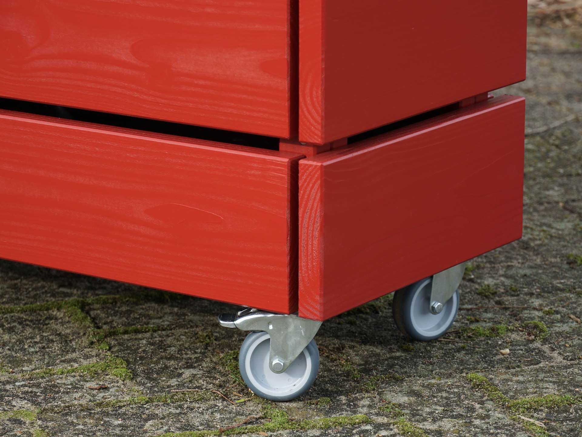 Pflanzkasten Classic in Nordisch Rot – Detailansicht des Fußpunkts mit Lenkrollen