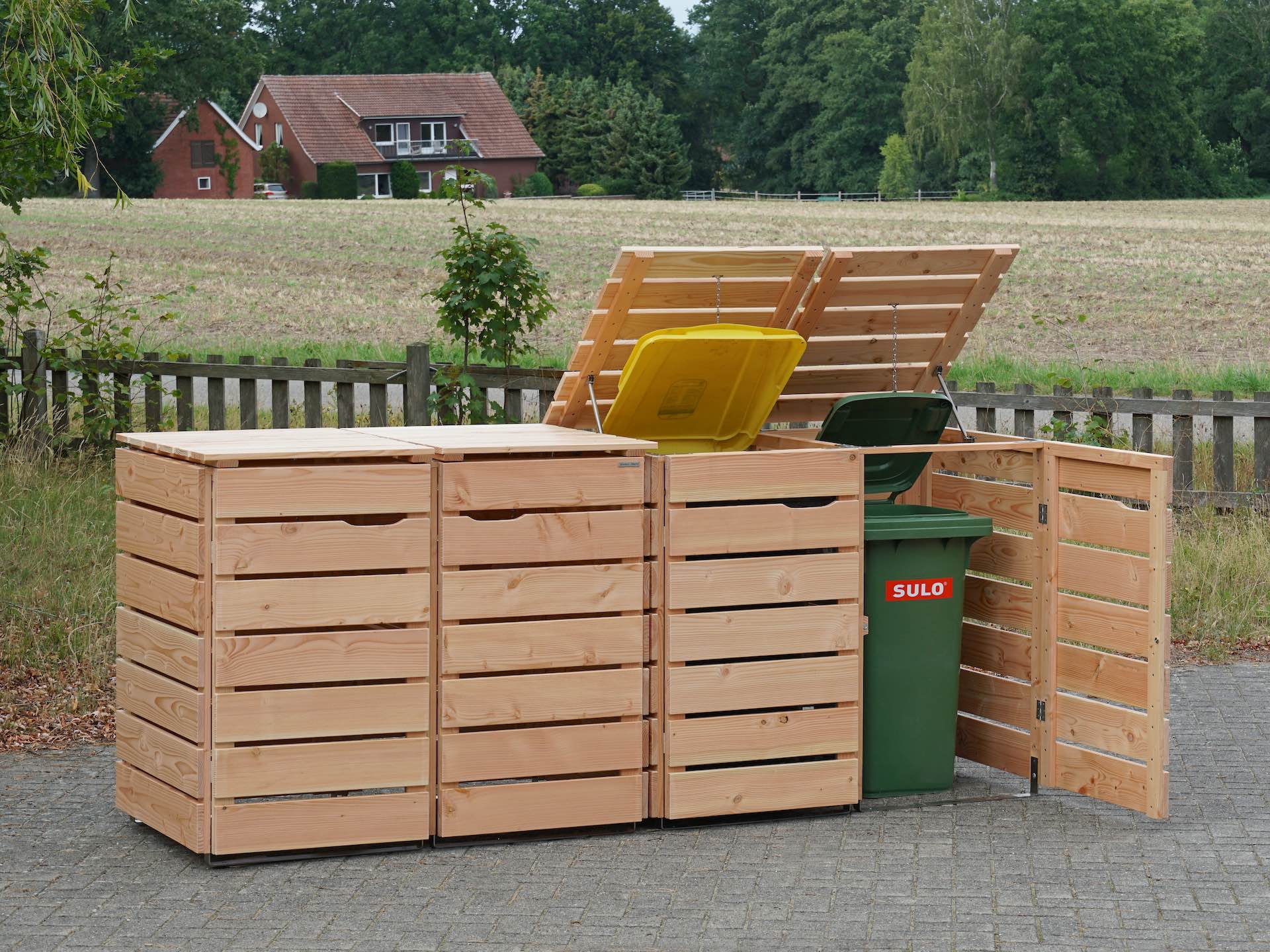4er Mülltonnenbox in Douglasie Natur, von vorn links, zwei Deckel und eine Tür geöffnet
