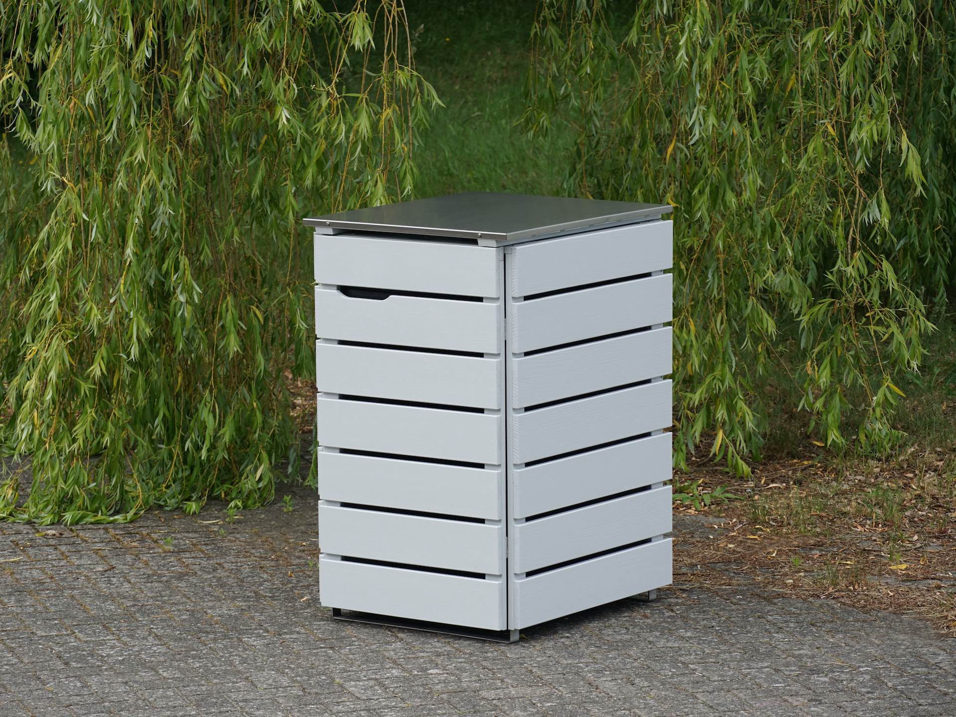 1er Mülltonnenbox in Hellgrau, von vorn rechts, geschlossen