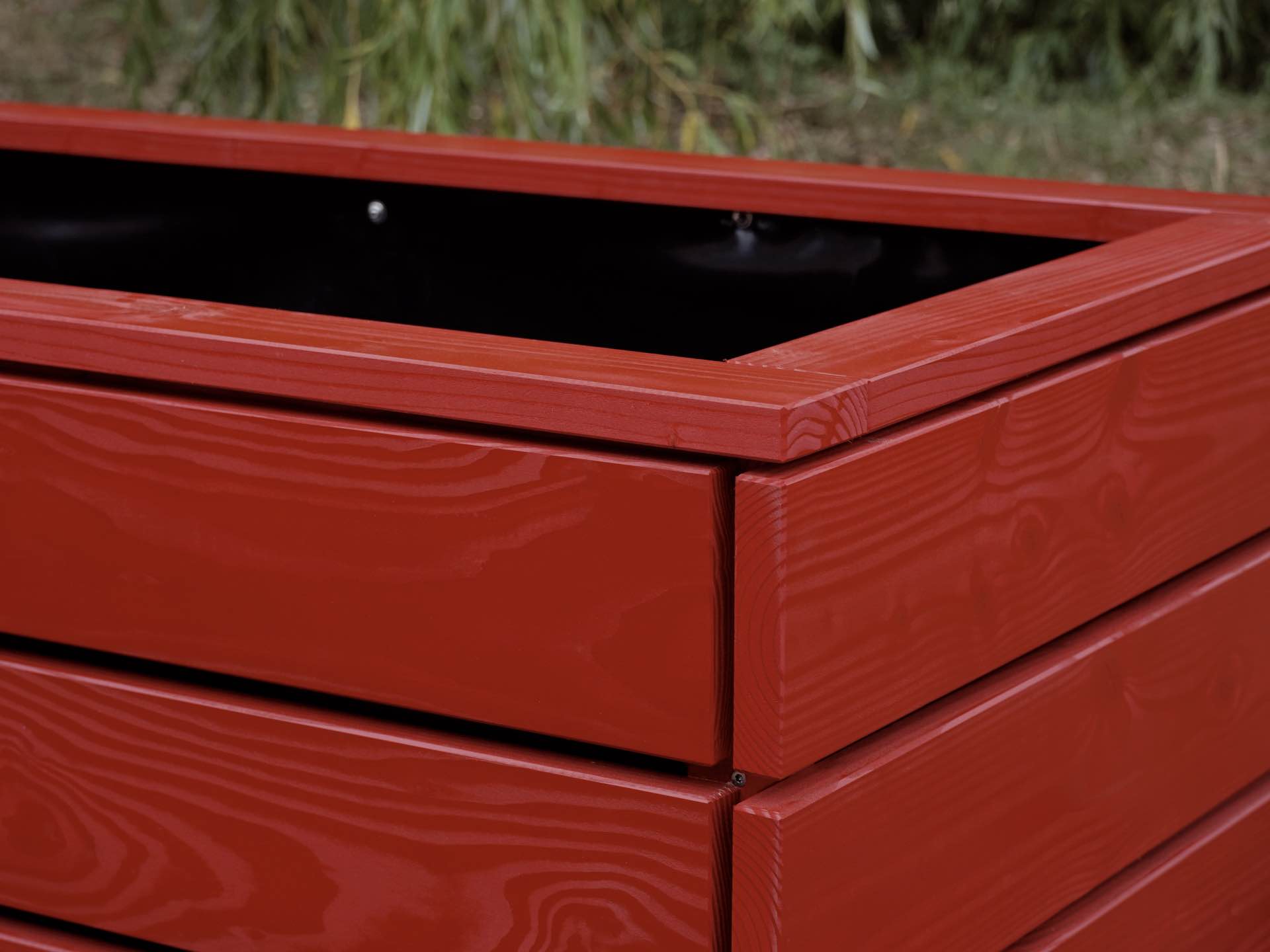 Pflanzkasten Classic in Nordisch Rot – rechte obere Ecke mit typischem Design