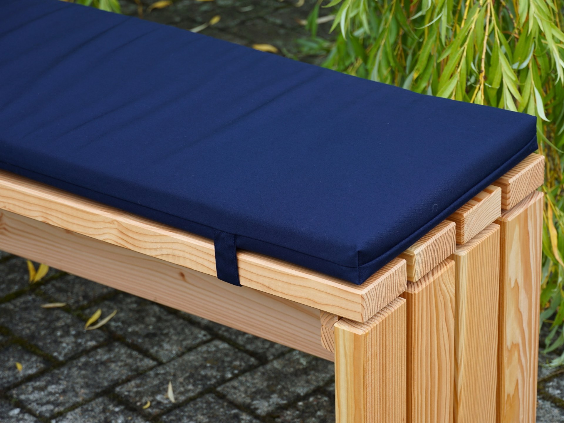 Gartenbank in Natur Geölt aus Douglasie – Massivholz-Bohlen 40x90 mm und bequemes Polster in Dunkelblau – Detail