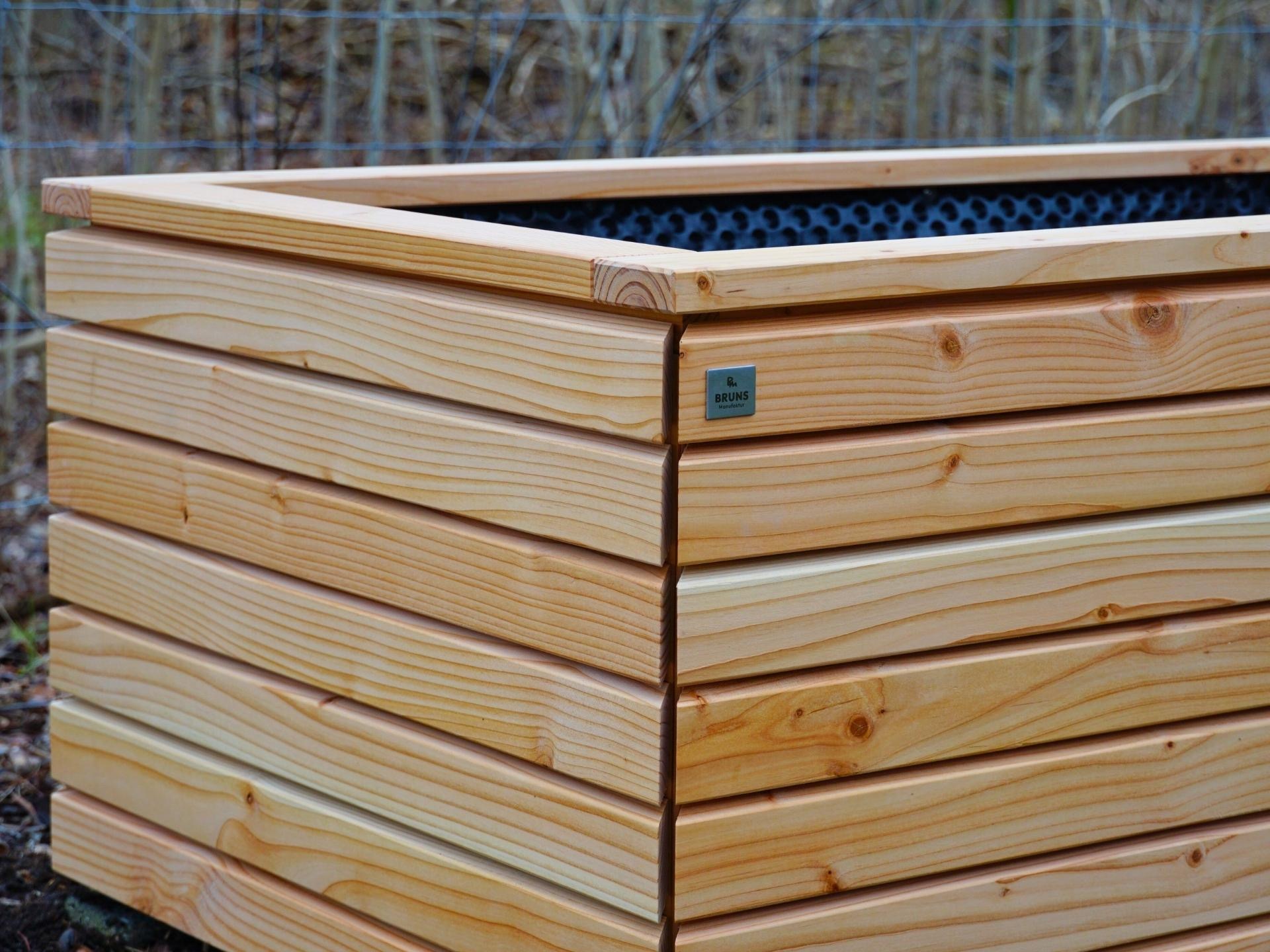 Detailansicht des Hochbeets Rhombus in Natur Geölt – präzise gearbeitete Rhombusprofile, klare Schattenfugen und sauberer Gehrungsschnitt