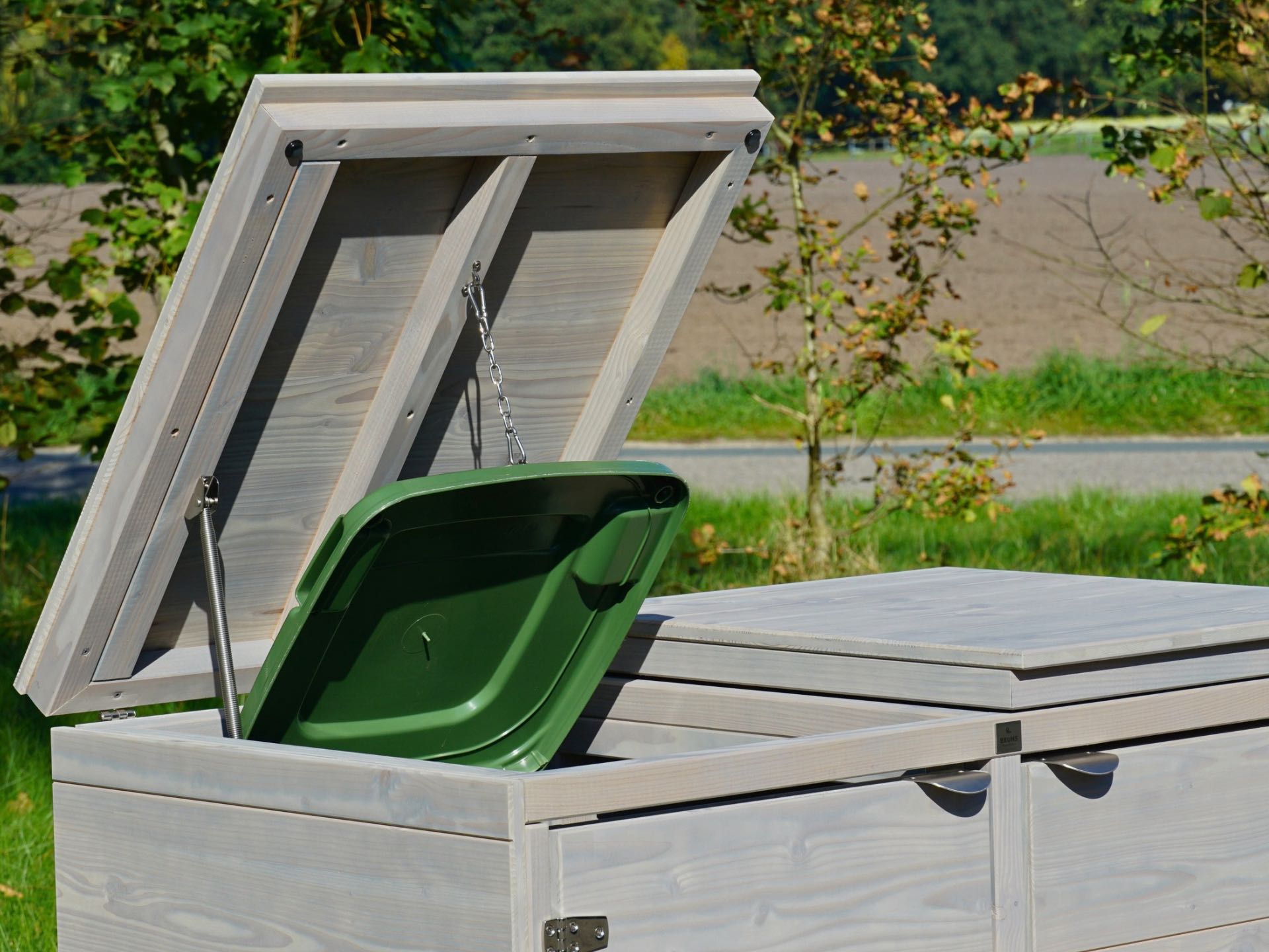 Edelstahl-Verbindungskette und Deckelhalter der Mülltonnenbox Cubus ermöglichen das gemeinsame Öffnen von Box- und Mülltonnendeckel