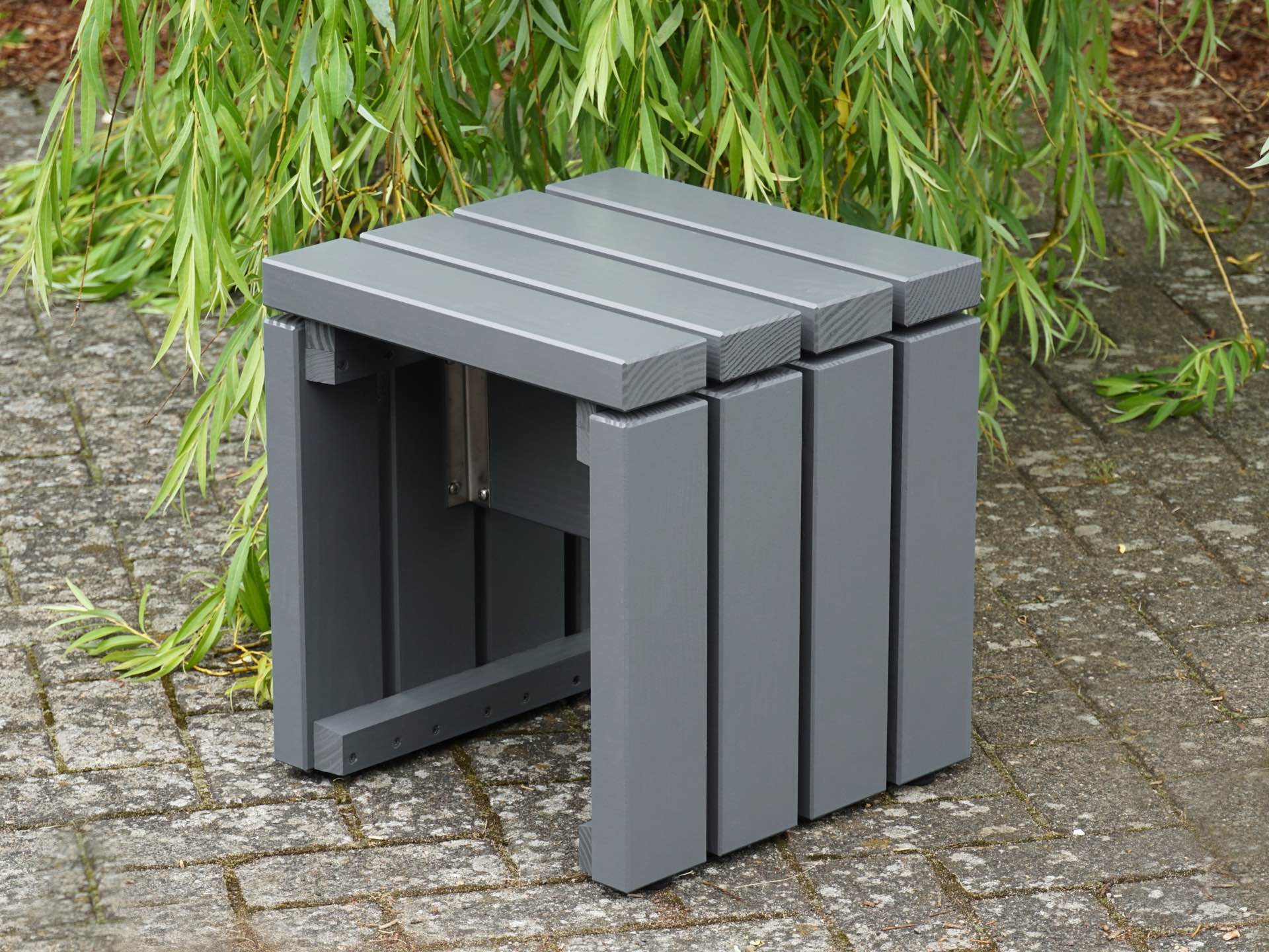 Gartenhocker in Basaltgrau – kompakte Maße 40x40x45 cm – Gesamtansicht von rechts
