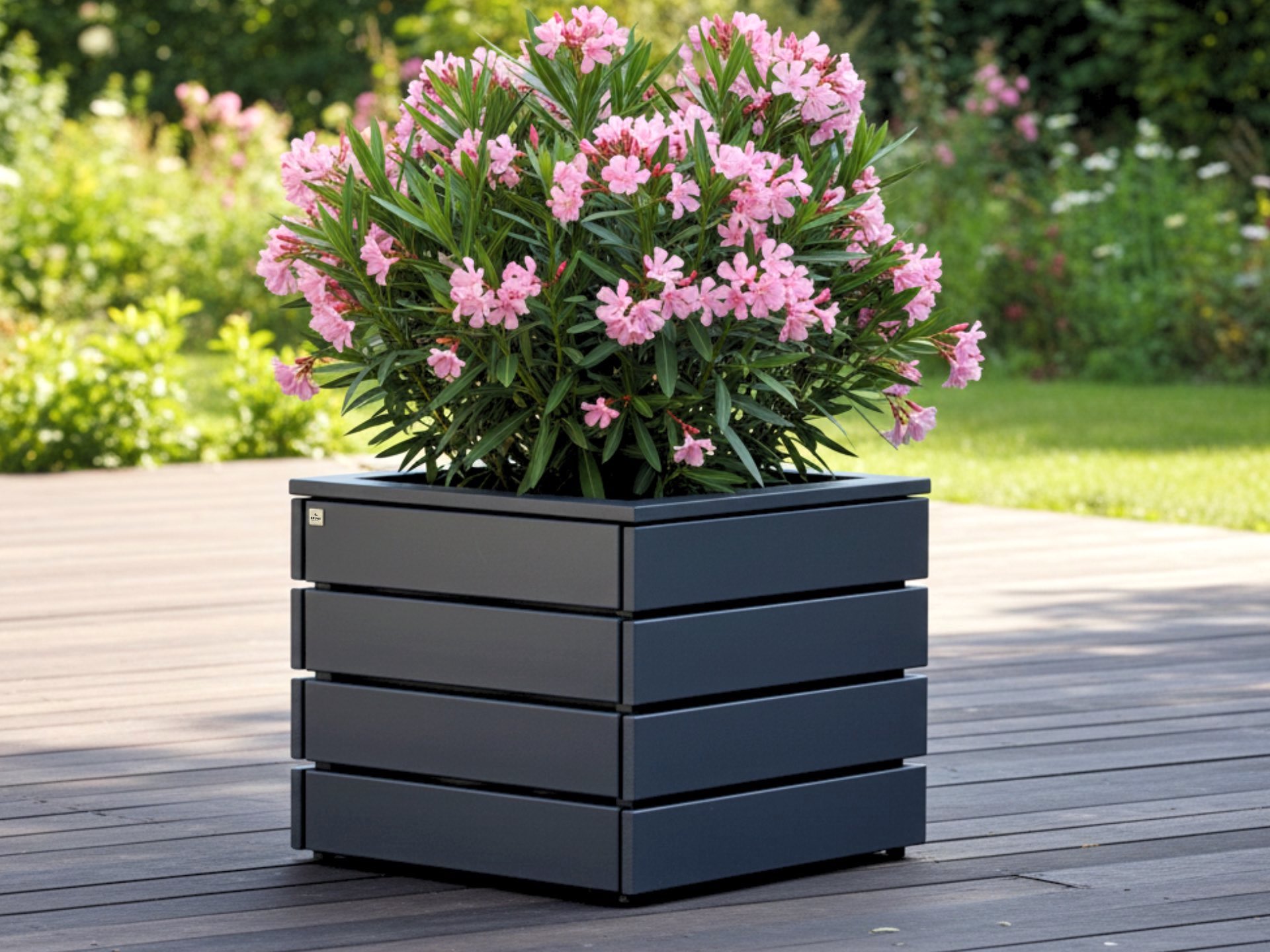 Maßgefertigter Pflanzkübel Classic in Anthrazit, individuell angepasst für Terrasse, Balkon oder Garten.