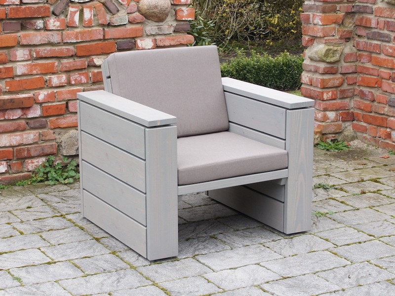 Gesamtansicht des Lounge Sessels 60 in Grau Geölt mit Loungepolstern in Sand – harmonische Kombination aus Holz und Textil