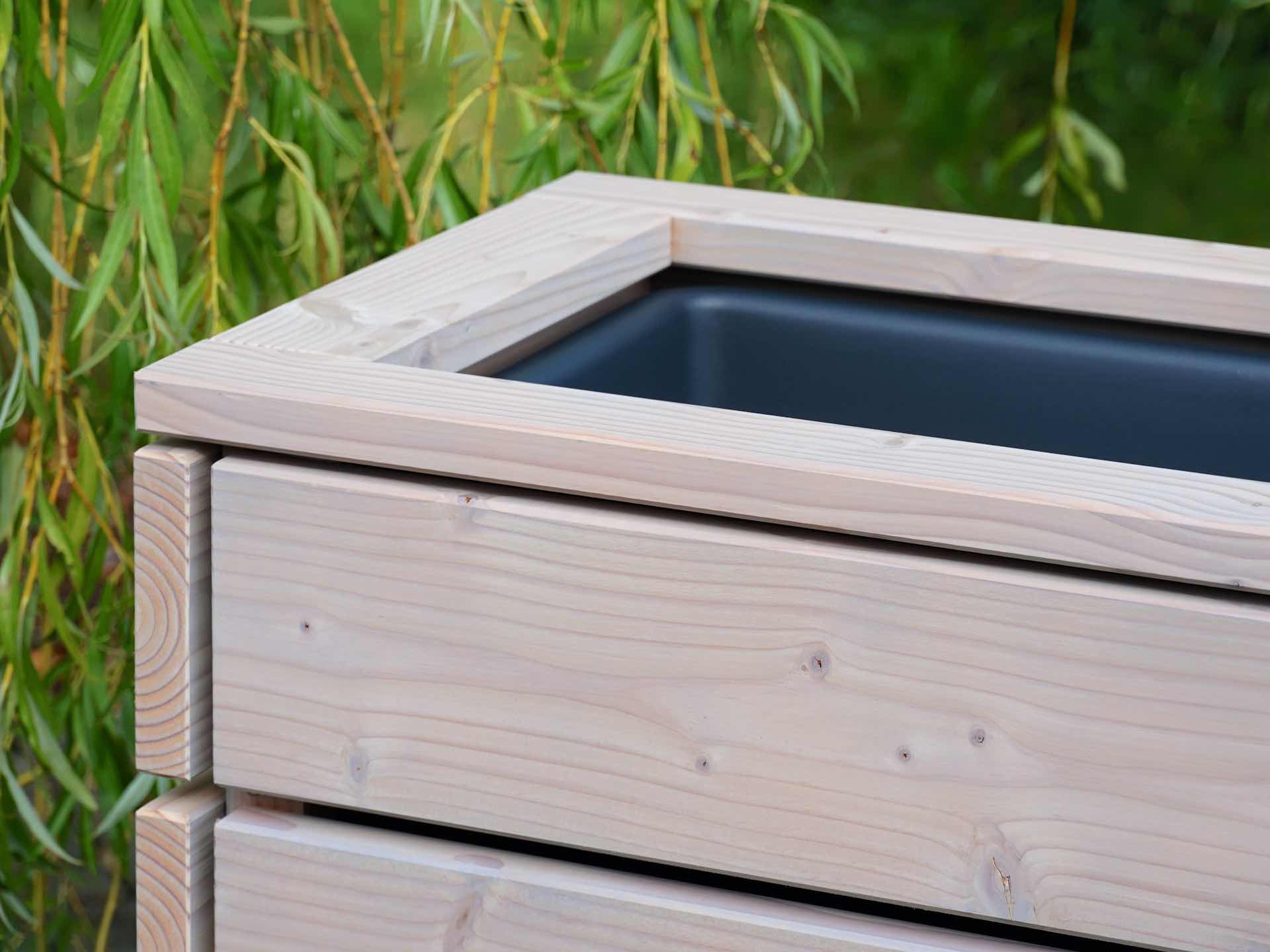 Detail - Pflanzkasten Classic Grau Geölt – linke obere Ecke mit Holzkosntruktion und innenliegenden Einsatz
