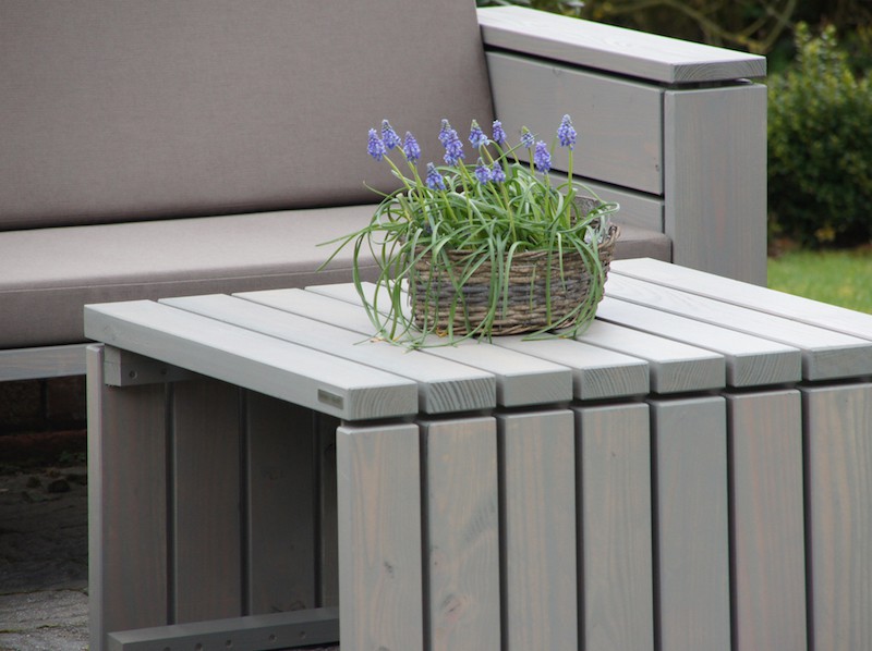 Lounge Tisch in Grau Geölt mit stabilen 4x9 cm Bohlen aus Douglasie – Detailansicht