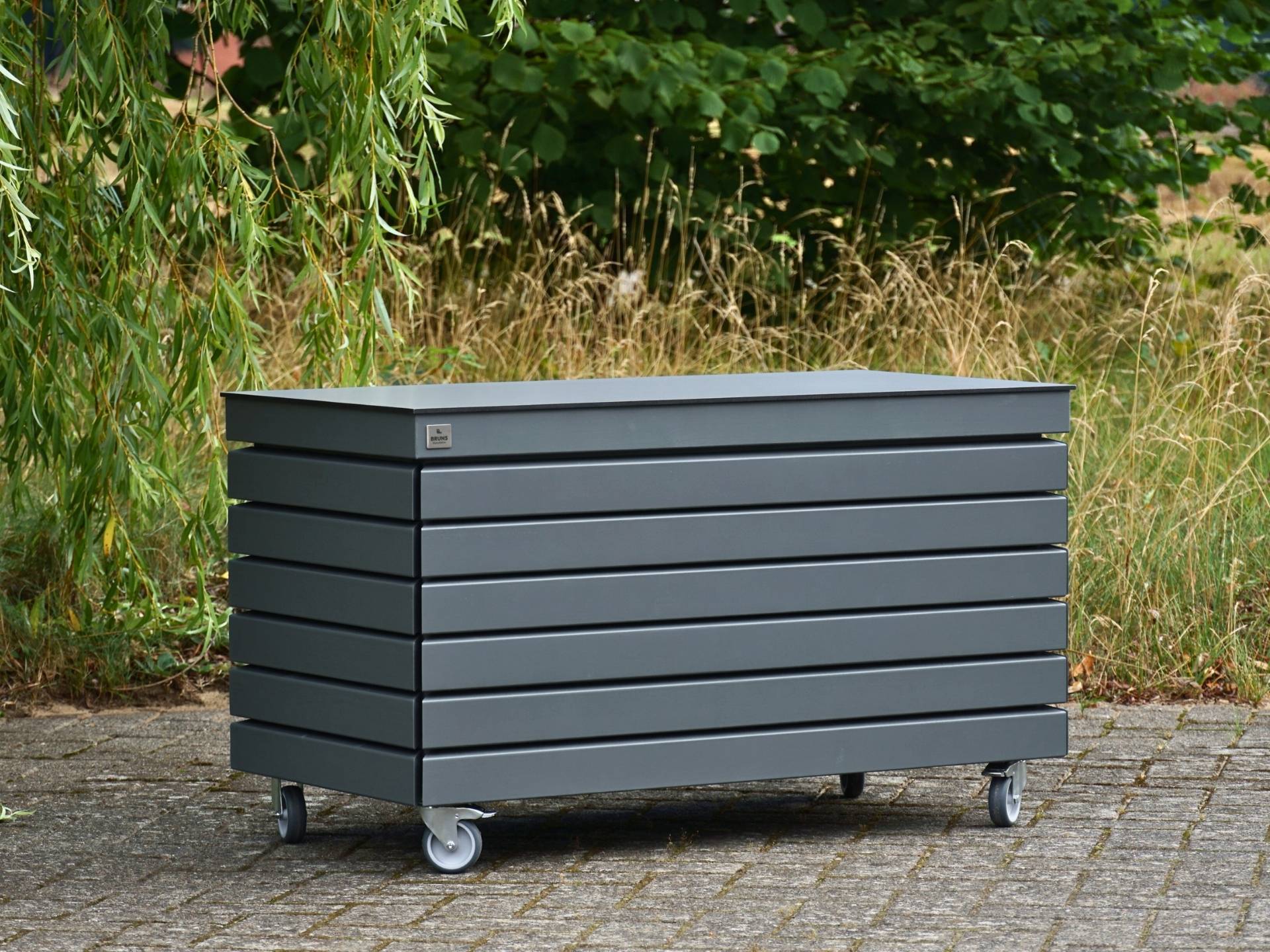Gesamtansicht der Gartenbox Rhombus in Basaltgrau – von links fotografiert, mit geschlossenem Deckel