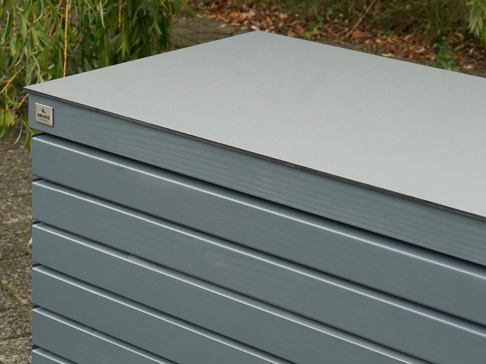 Gartenbox Rhombus in Grau – Detail linke obere Ecke mit HPL-Deckelverkleidung in Mittelgrau und sauberem Fugenbild	
