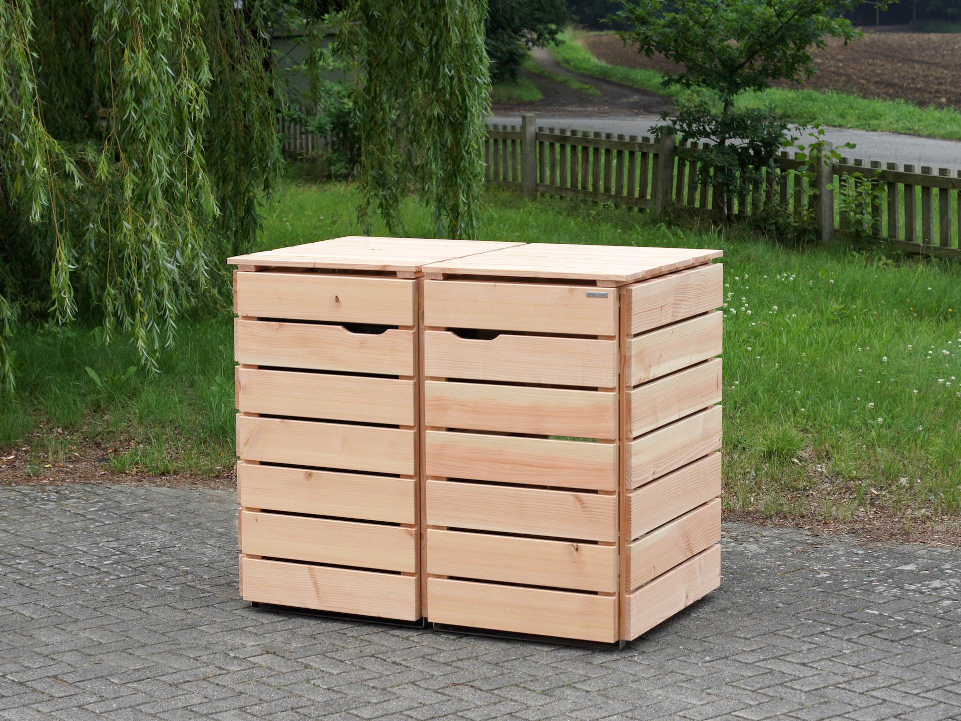 2er Mülltonnenbox in Natur, von vorn links, geschlossen