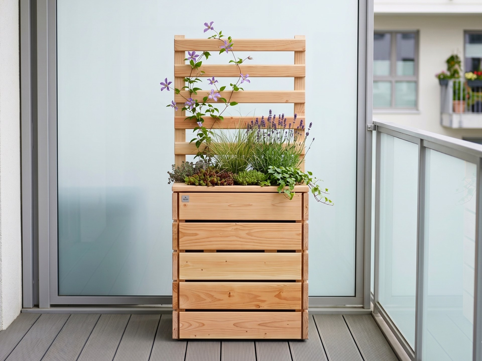Pflanzkasten mit Rankgitter 72 × 42 × 160 cm auf Balkon, bepflanzt mit Clematis als Rankpflanze.