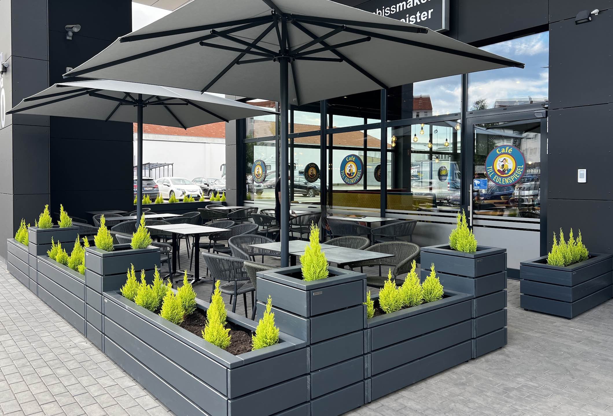 Caféterrasse bei Edeka Grunert, stilvoll eingerahmt mit BRUNS Pflanzkästen und Pflanzkübeln in Anthrazit