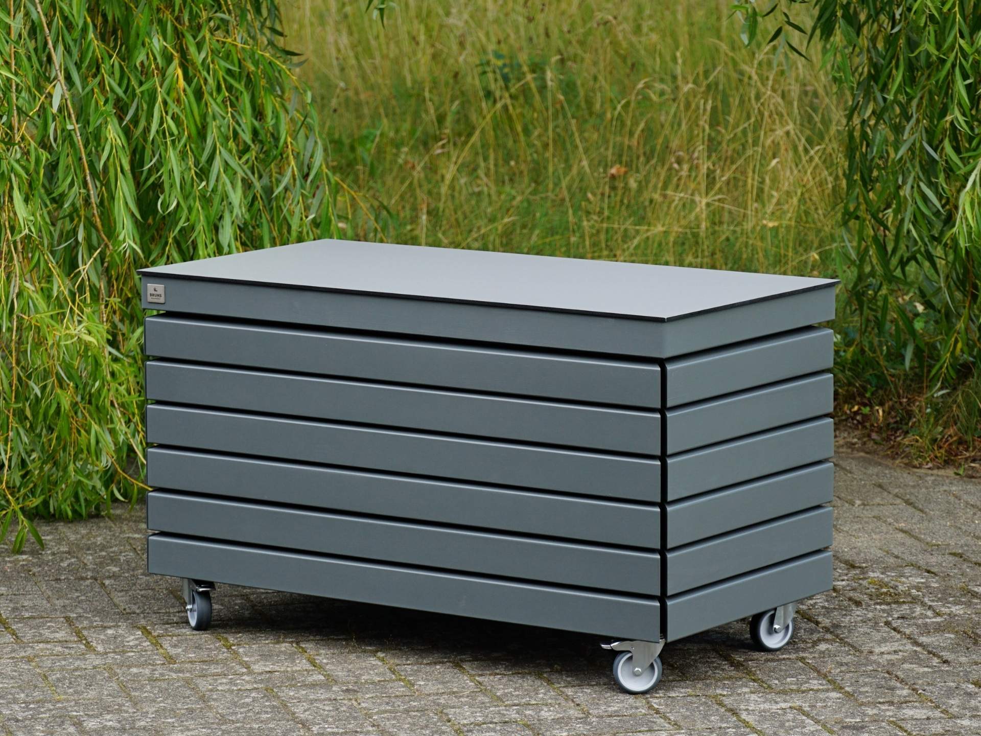 Wetterfeste Gartenbox mit Rollen in Basaltgrau aus Holz – flexibel nutzbar als Auflagenbox, Kissenbox oder Sitztruhe.