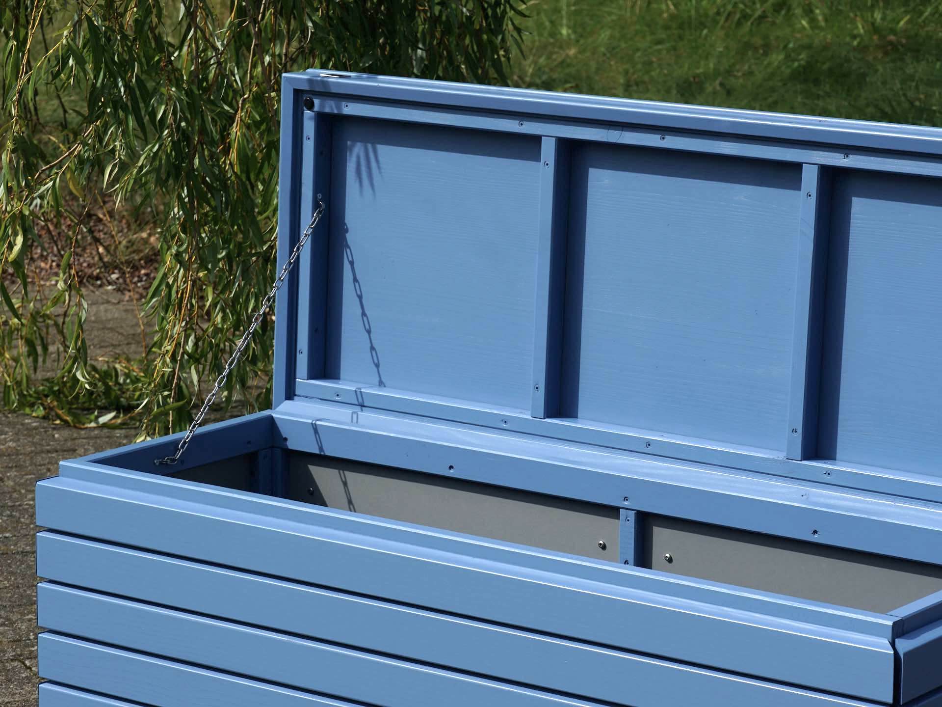 Innenansicht geöffneter Deckel – Gartenbox Taubenblau mit Massivholzplatte	