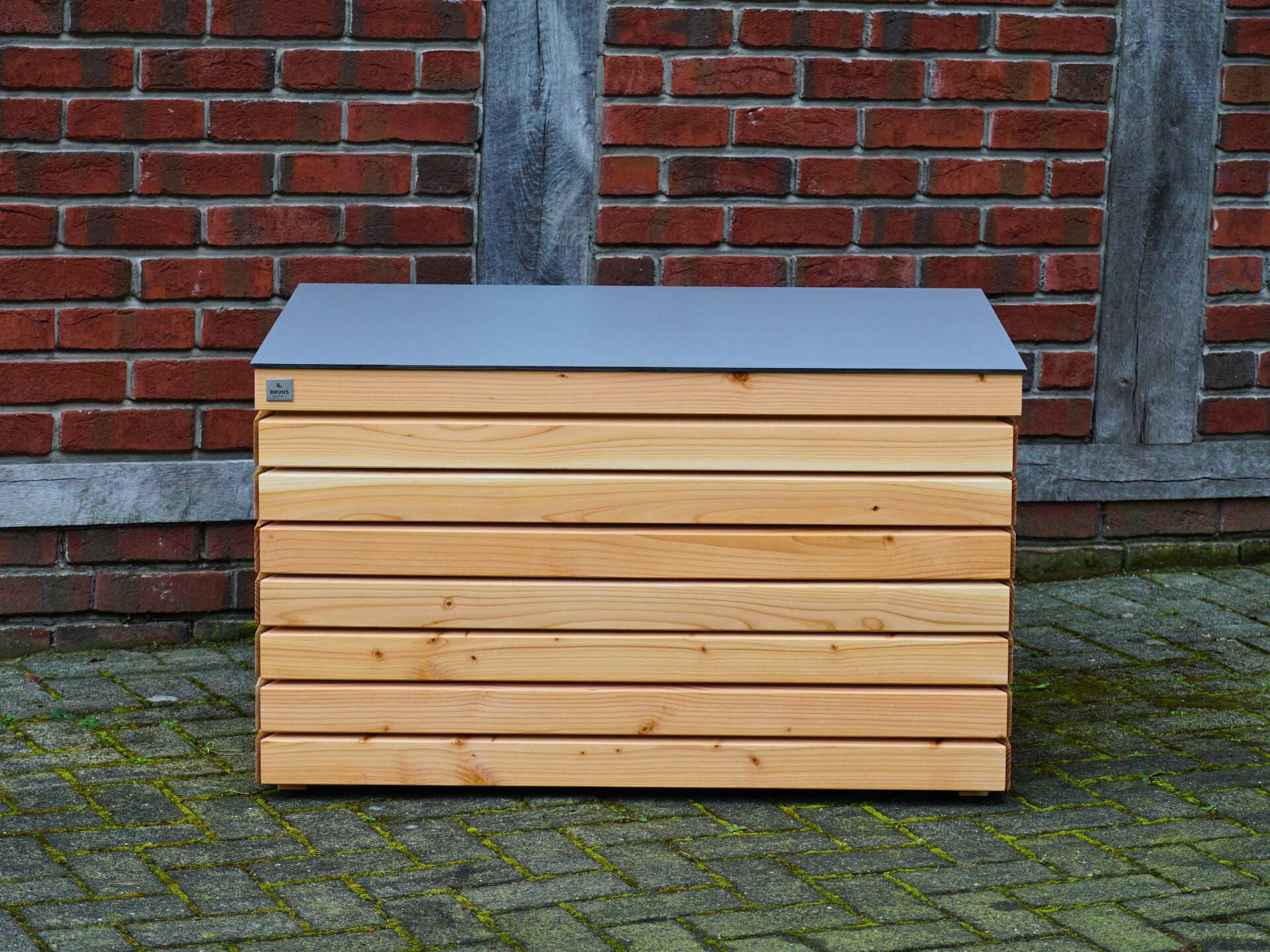 Gartenbox frontal – klare Linien, elegante Materialkombination	