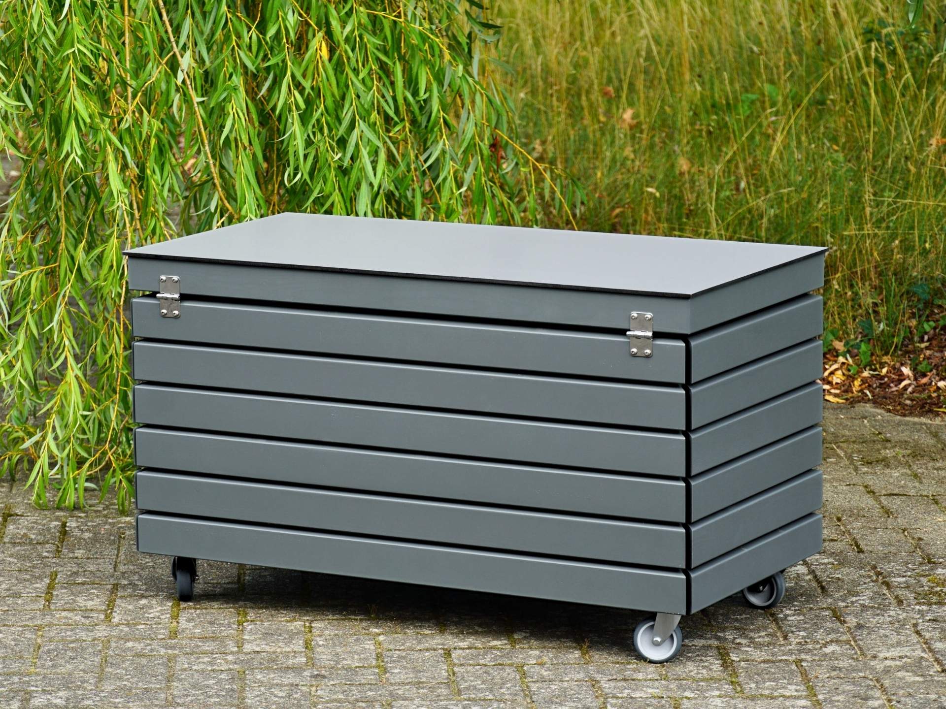 Rückseite der Gartenbox Rhombus in Basaltgrau – mit sichtbaren, robusten Edelstahlscharnieren für zuverlässige Stabilität