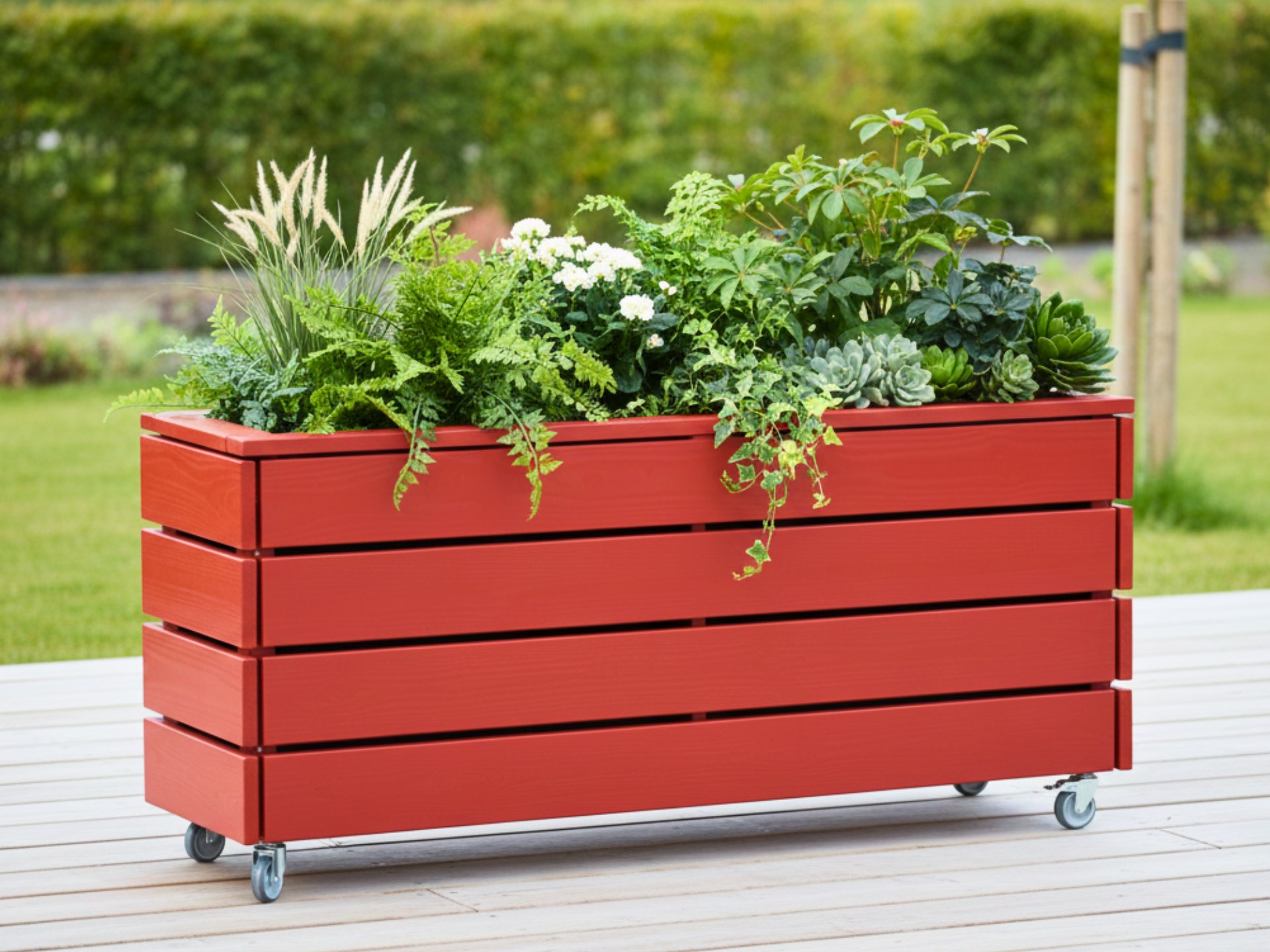 Pflanzkasten Classic 2M in Skandinavisch Rot mit Lenkrollen und zwei herausnehmbaren Pflanzeinsätzen für flexible Nutzung.