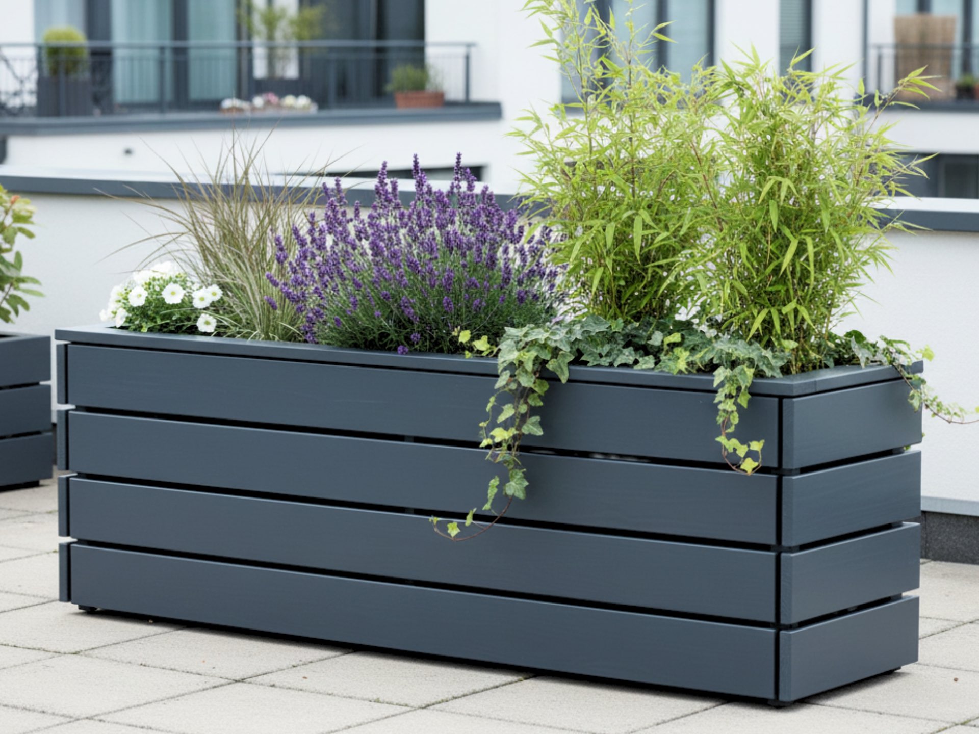 Maßgefertigter Pflanzkasten Classic in Anthrazit für Urban Gardening auf Balkon oder Dachterrasse.