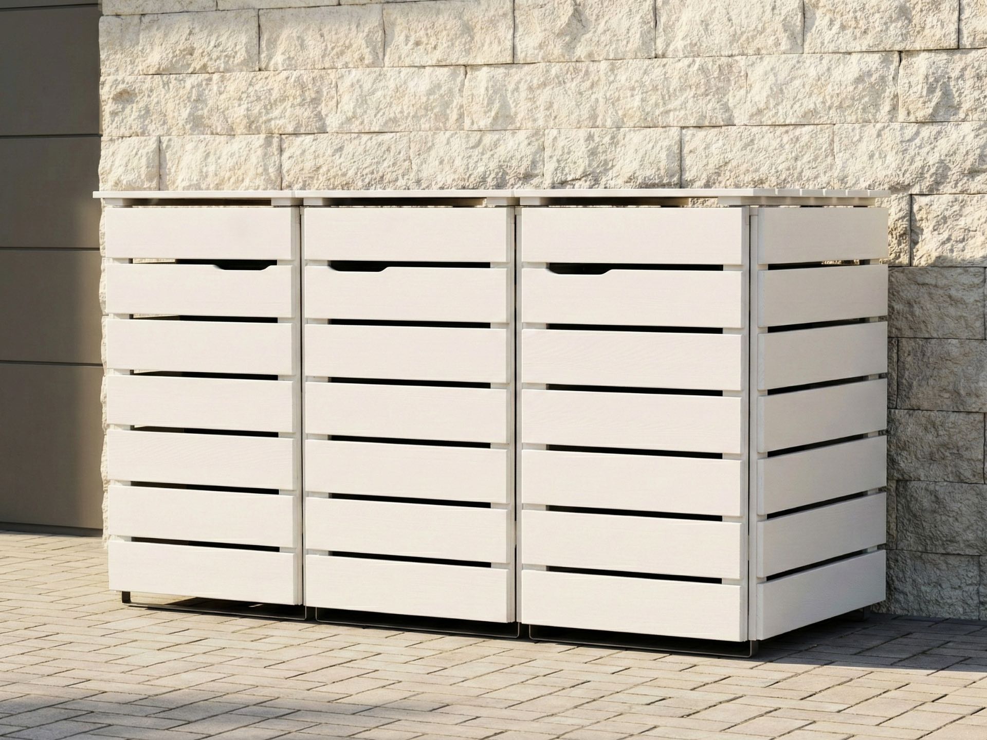 3er Mülltonnenbox 240 L in Weiß zur dezenten Unterbringung großer Mülltonnen im Außenbereich.