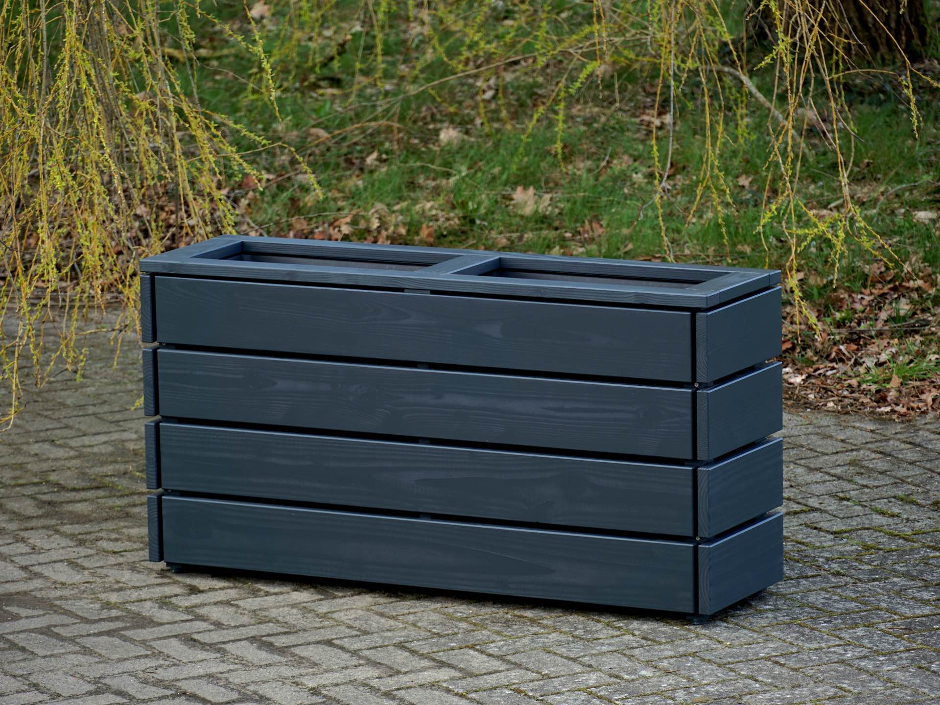 Schlichter Pflanzkasten in Anthrazit – moderne Gestaltung für Terrasse oder Garten