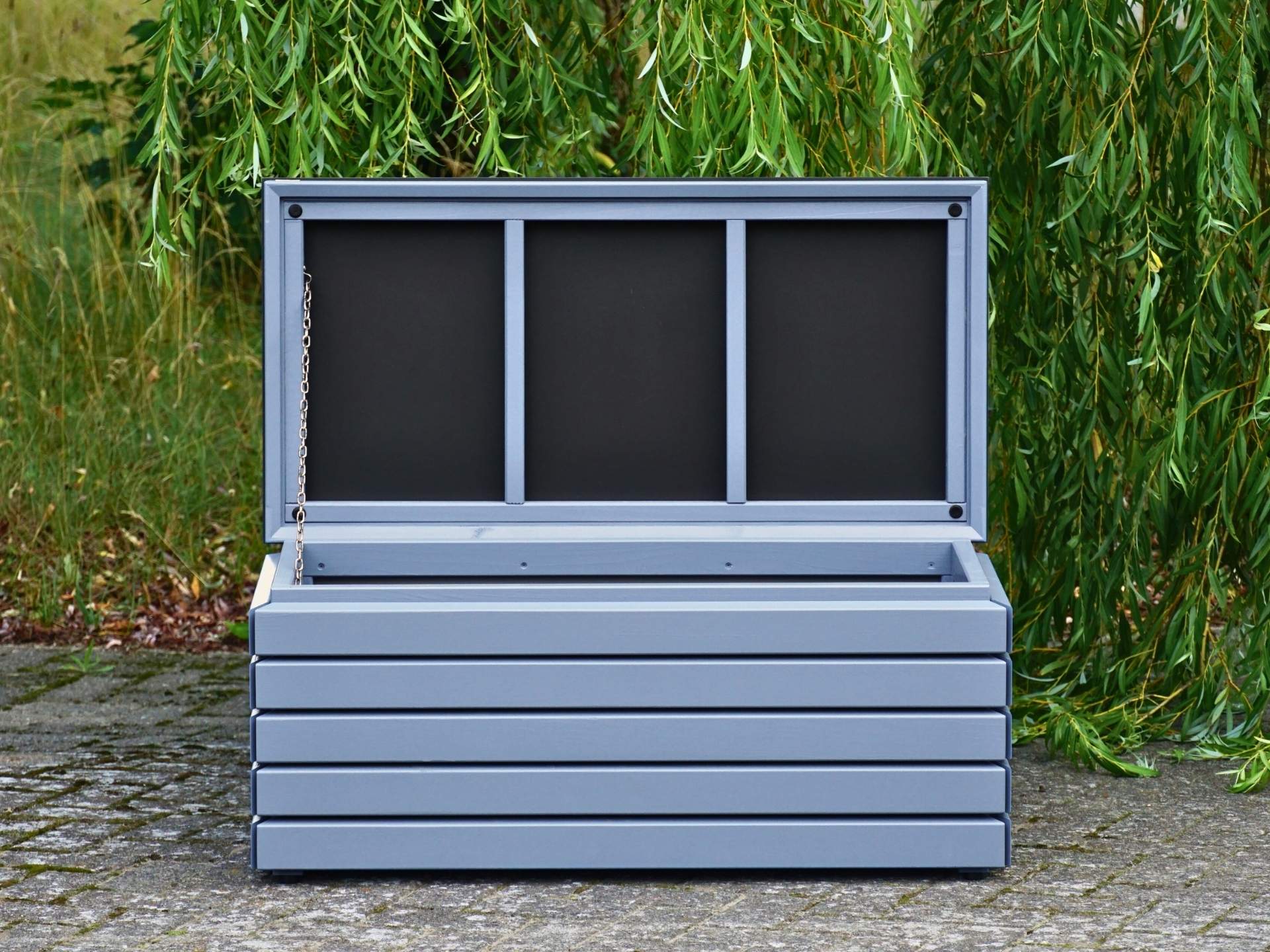 Massive Gartenbox in Taubenblau aus Holz, wetterfest und vielseitig nutzbar als Auflagenbox oder Kissenbox.