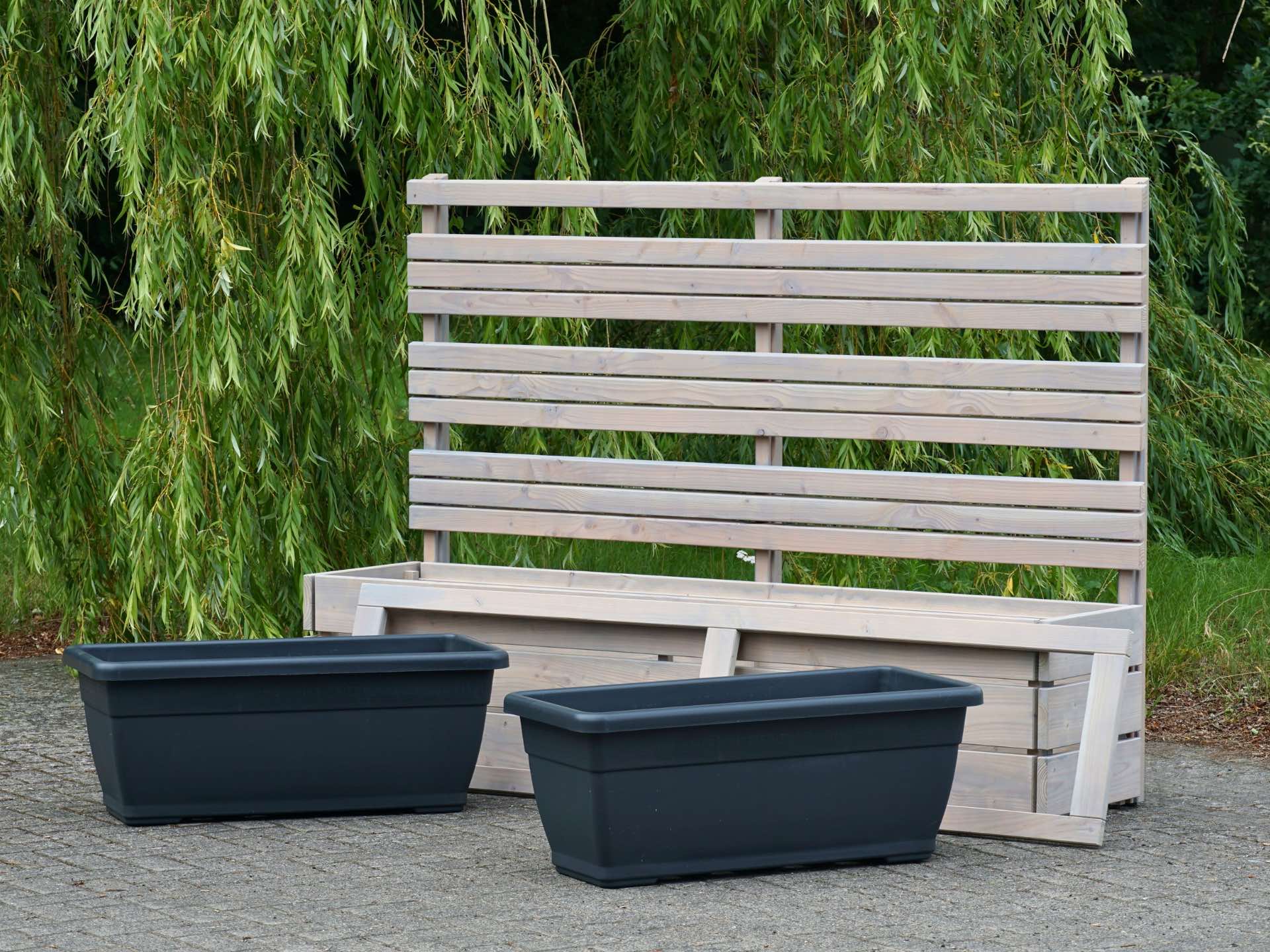 Gesamtansicht des Pflanzkastens Classic 2L in Grau Geölt mit Sichtschutz, herausnehmbaren Pflanzeinsätzen und abnehmbarem Rahmen