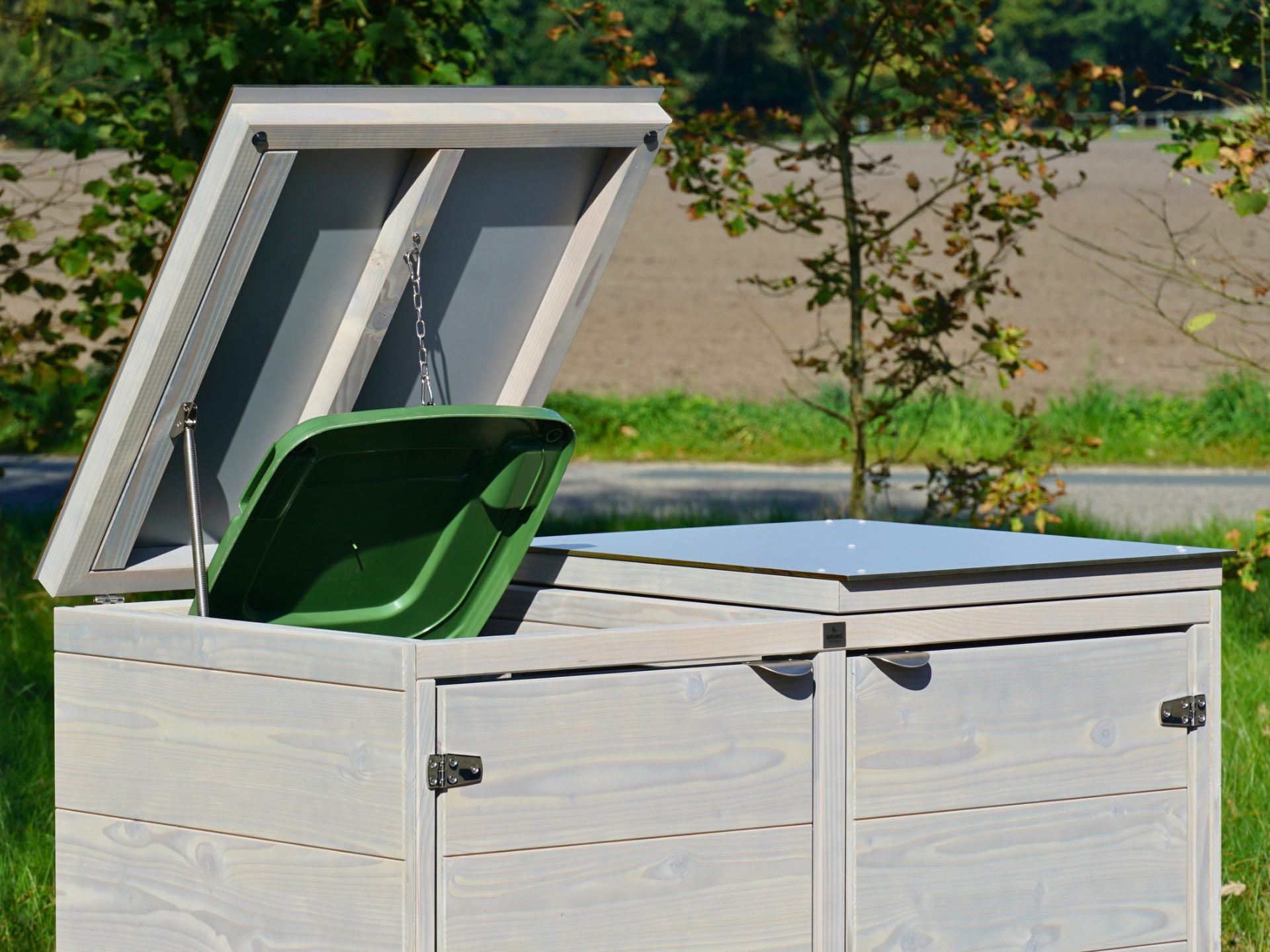 2er Mülltonnenbox Cubus 120 L mit Edelstahl-Verbindungskette und Deckelhalter zum komfortablen Befüllen – Detail