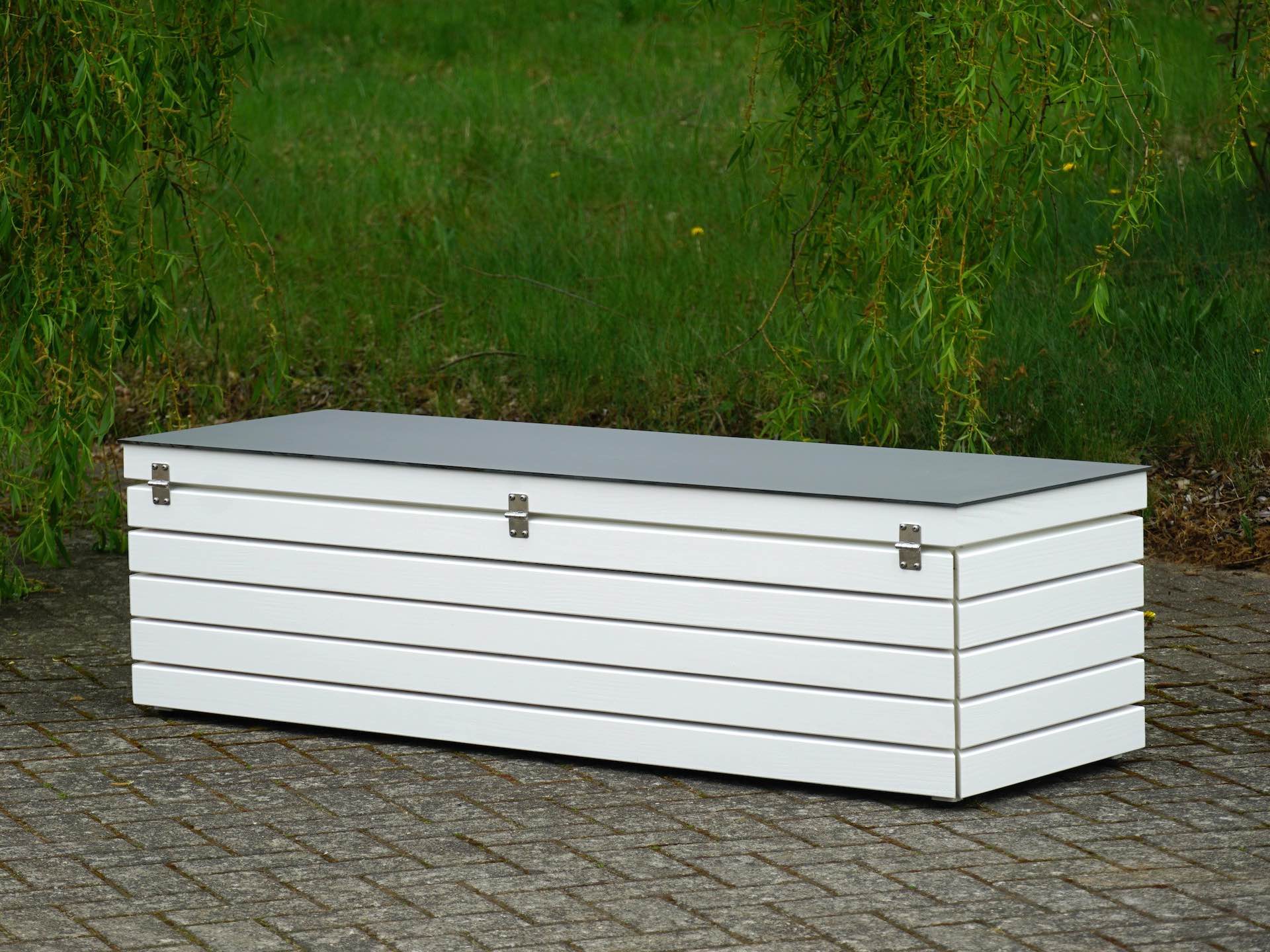 Rückseite der Gartenbox – ohne Polster, mit geschlossenem Deckel	