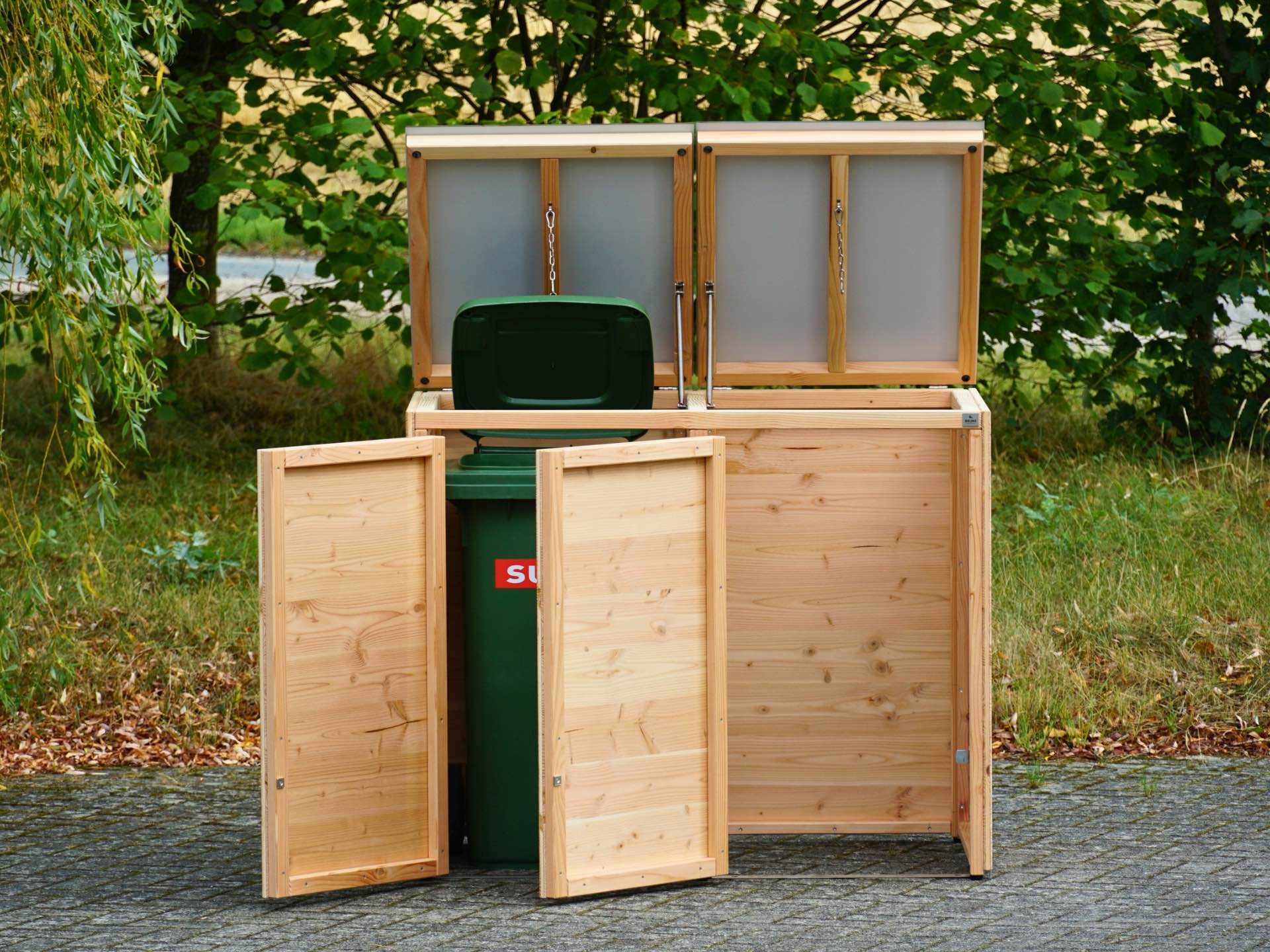 2er Mülltonnenbox Cubus 120 L mit geöffneten Deckeln und flexibel zu öffnenden Türen für einfachen Zugang