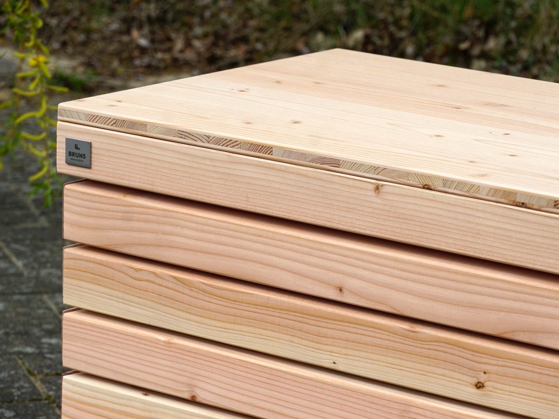 Kompakte Gartenbox Rhombus in Douglasie Natur – linke obere Ecke mit präzisem Fugenbild und Massivholz-Deckel	