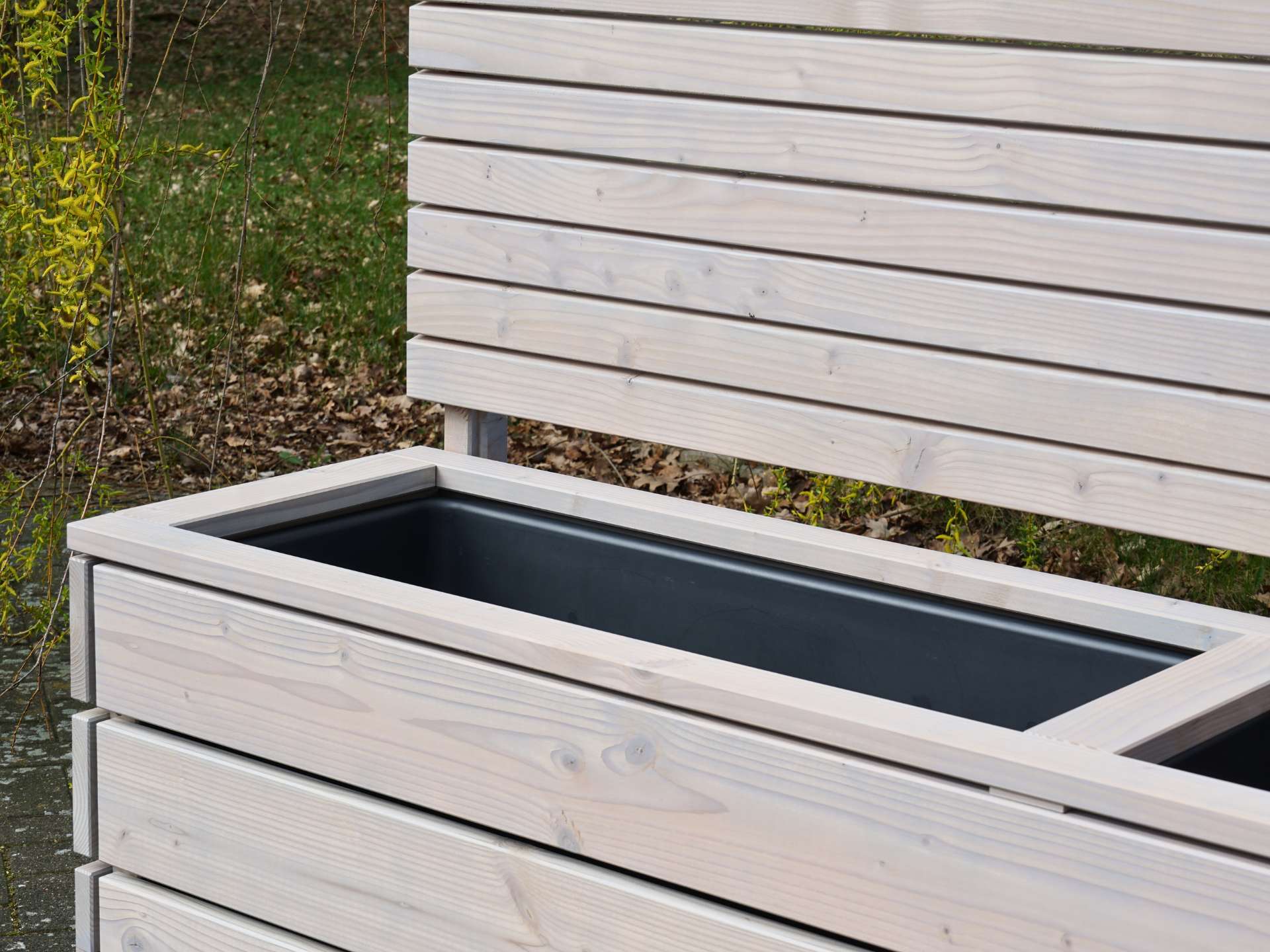 Pflanzkasten Classic mit Sichtschutz A10 in Grau Geölt – Detail der linken Seite mit Schattenfugen, Rahmen und unterem Teil des Sichtschutzes