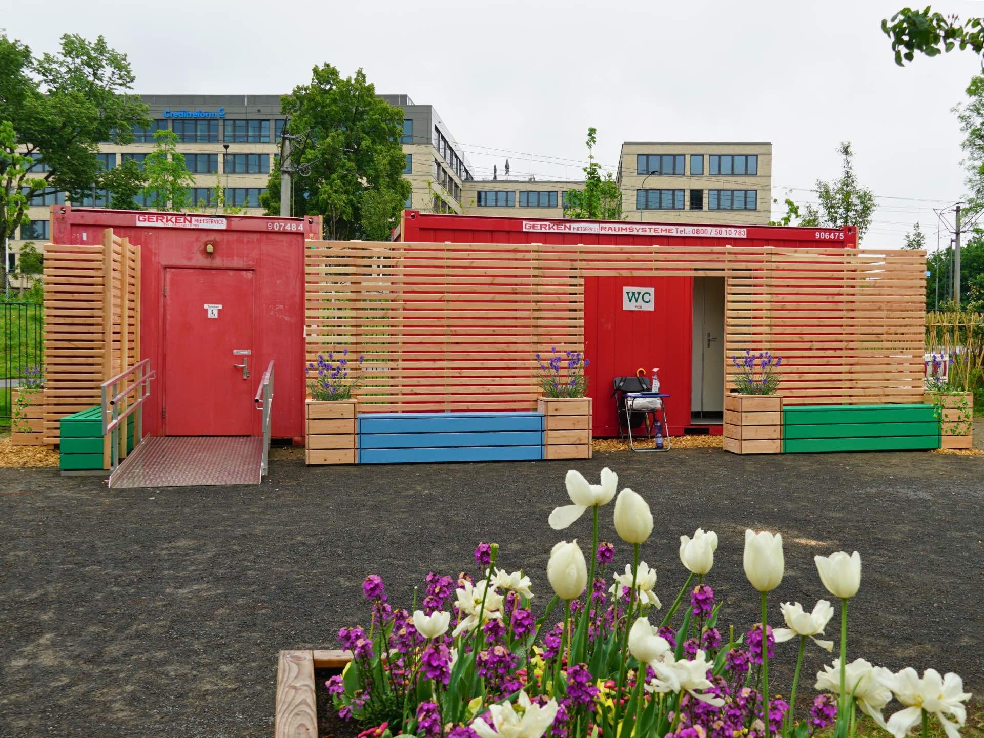 Große Sichtschutz Anlage mit Sitzbank und Pflanzkästen zur Verkleidung von WC Containern auf der Landesgartenschau Neuss.