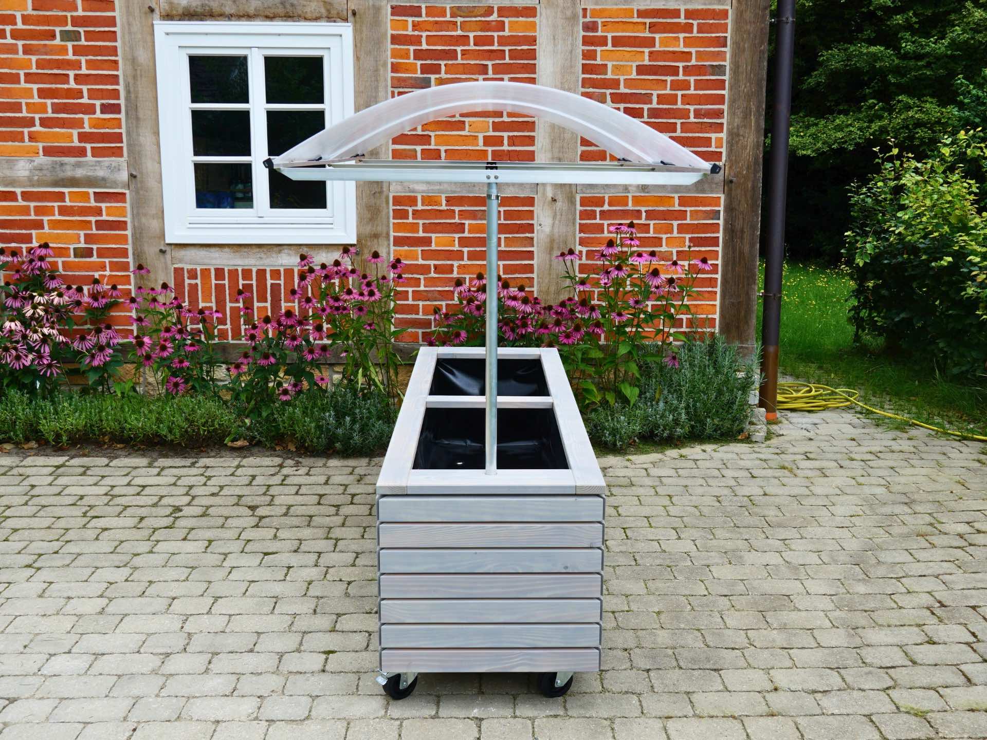 Seitenansicht des Pflanzkastens mit Tomatendach – überstehende Dachfläche bietet idealen Schutz vor Regen und Sonne