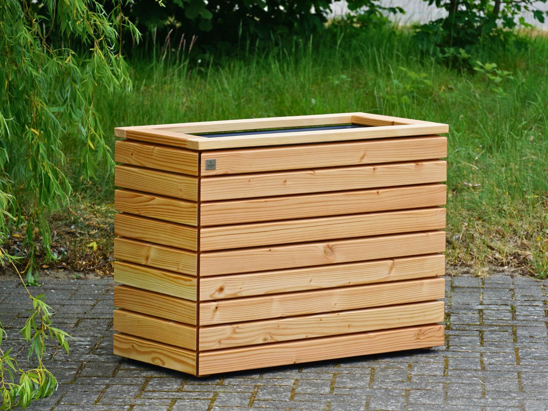 Pflanzkasten Rhombus M in Natur – Gesamtansicht von rechts, rechteckige Grundform, dezente Holzmaserung