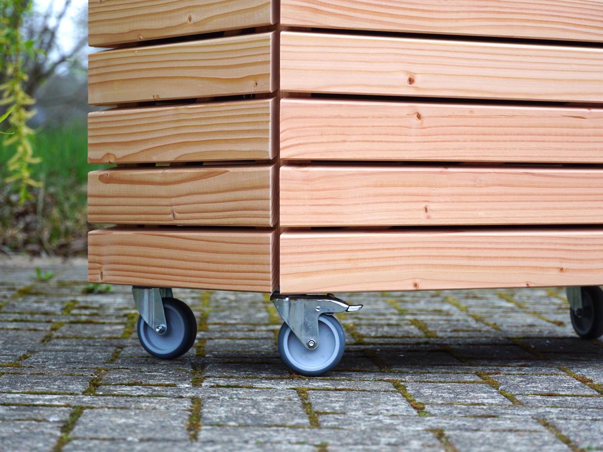 Gartenbox Rhombus auf Rollen – Detail Lenkrolle mit Feststeller für flexible Platzierung und sicheren Stand	