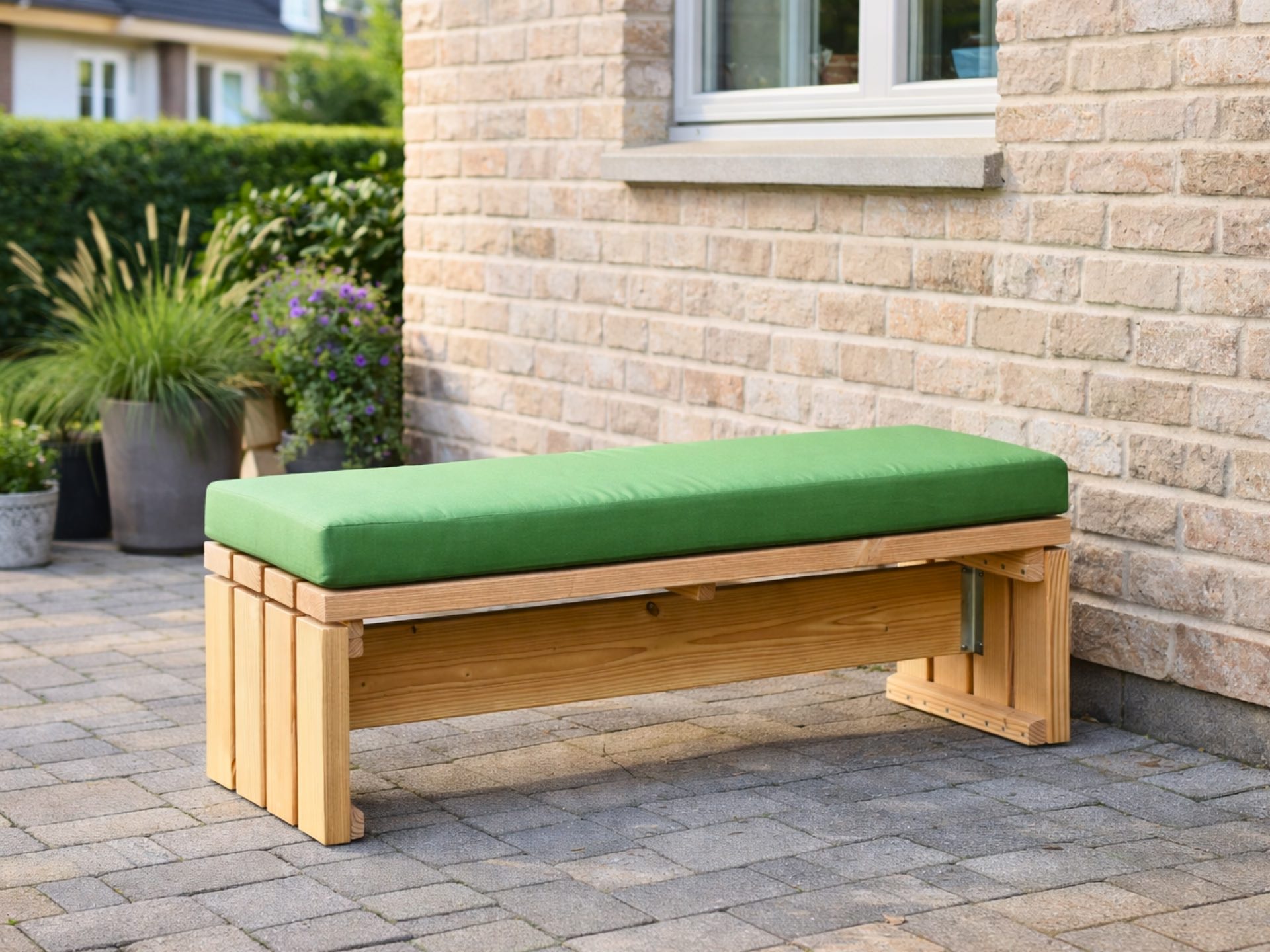 Maßgefertigte Outdoor-Sitzbank aus natur geölter Douglasie mit hellgrünem Polster für Terrasse oder Balkon.