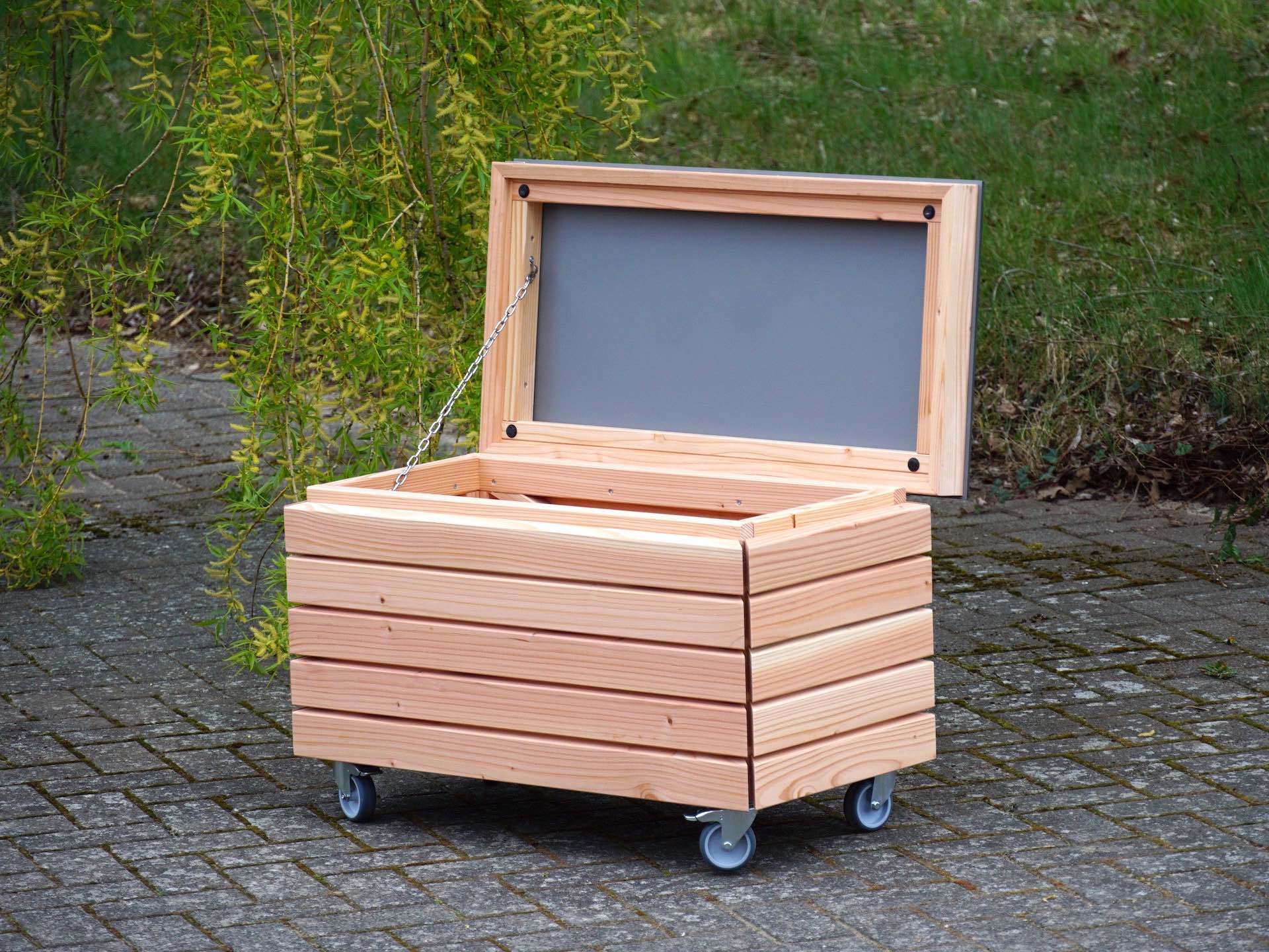 Gartenbox geöffnet – von vorn rechts, HPL-Deckel hochgeklappt für einfachen Zugriff	