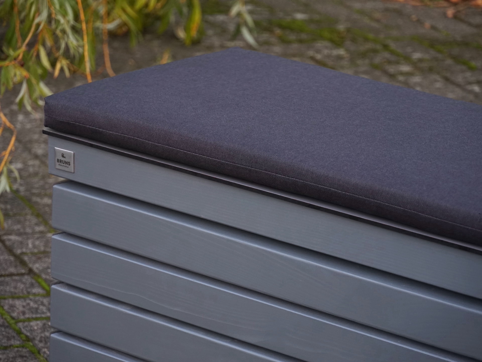 Detail Gartenbox Rhombus in Grau – sauberes Fugenbild, glatte Oberfläche und anthrazitfarbenes Sitzpolster	