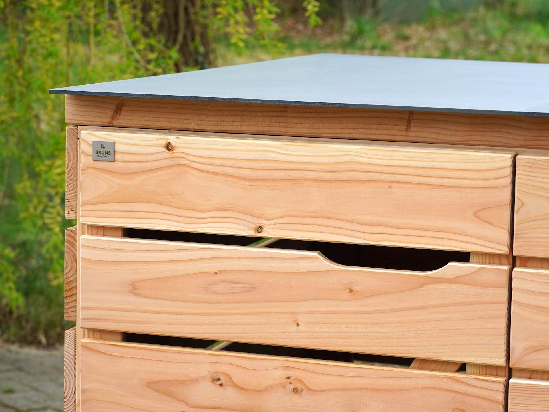 Detailansicht der linken Tür und wetterfester Outdoor-Dachverkleidung der naturbelassenen Kinderwagenbox