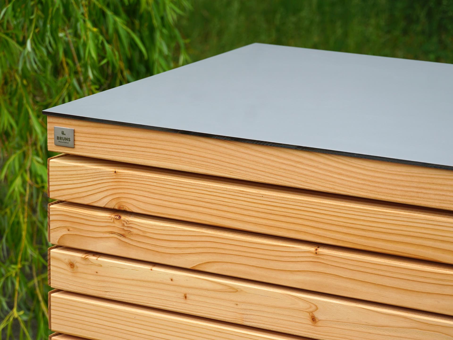 Detailansicht Gartenbox Rhombus 200 in Natur Geölt – Fokus auf hellgraue HPL-Outdoorplatte und präzise Rhombusleisten mit Schattenfuge
